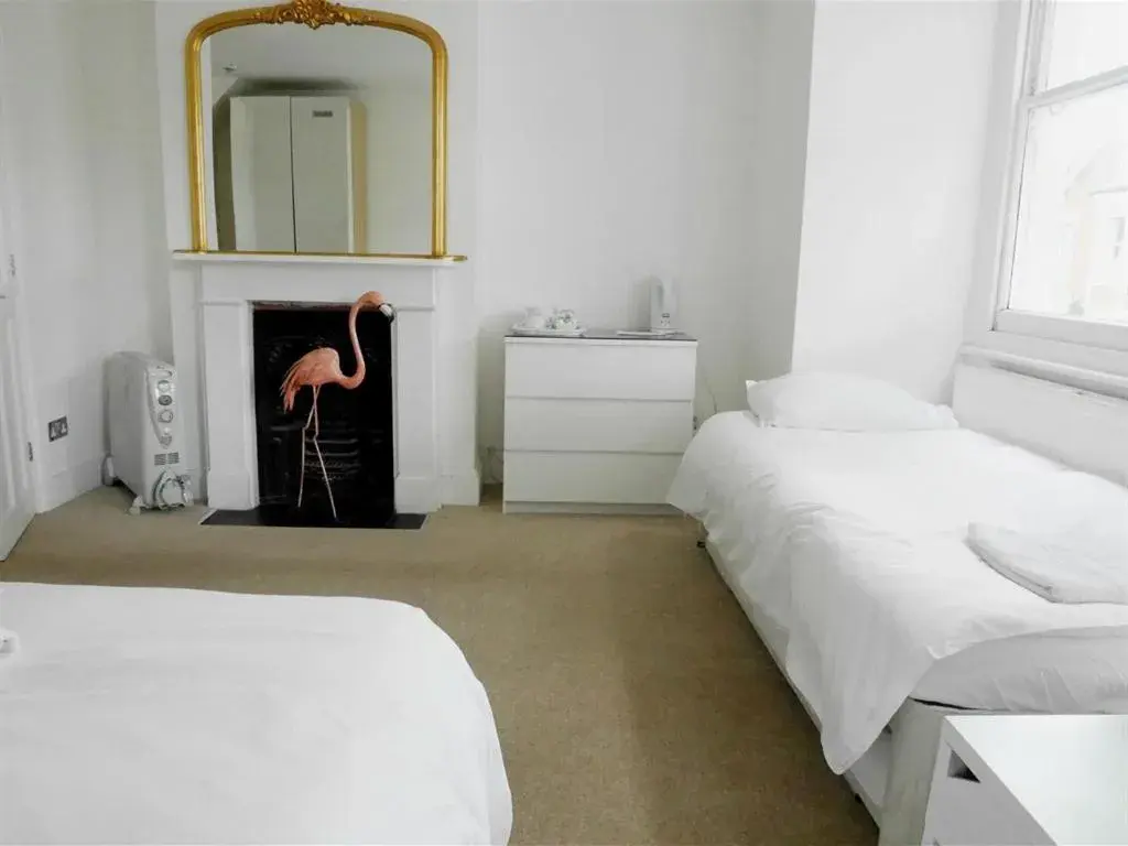 Bedroom, Bed in Kew Rooms