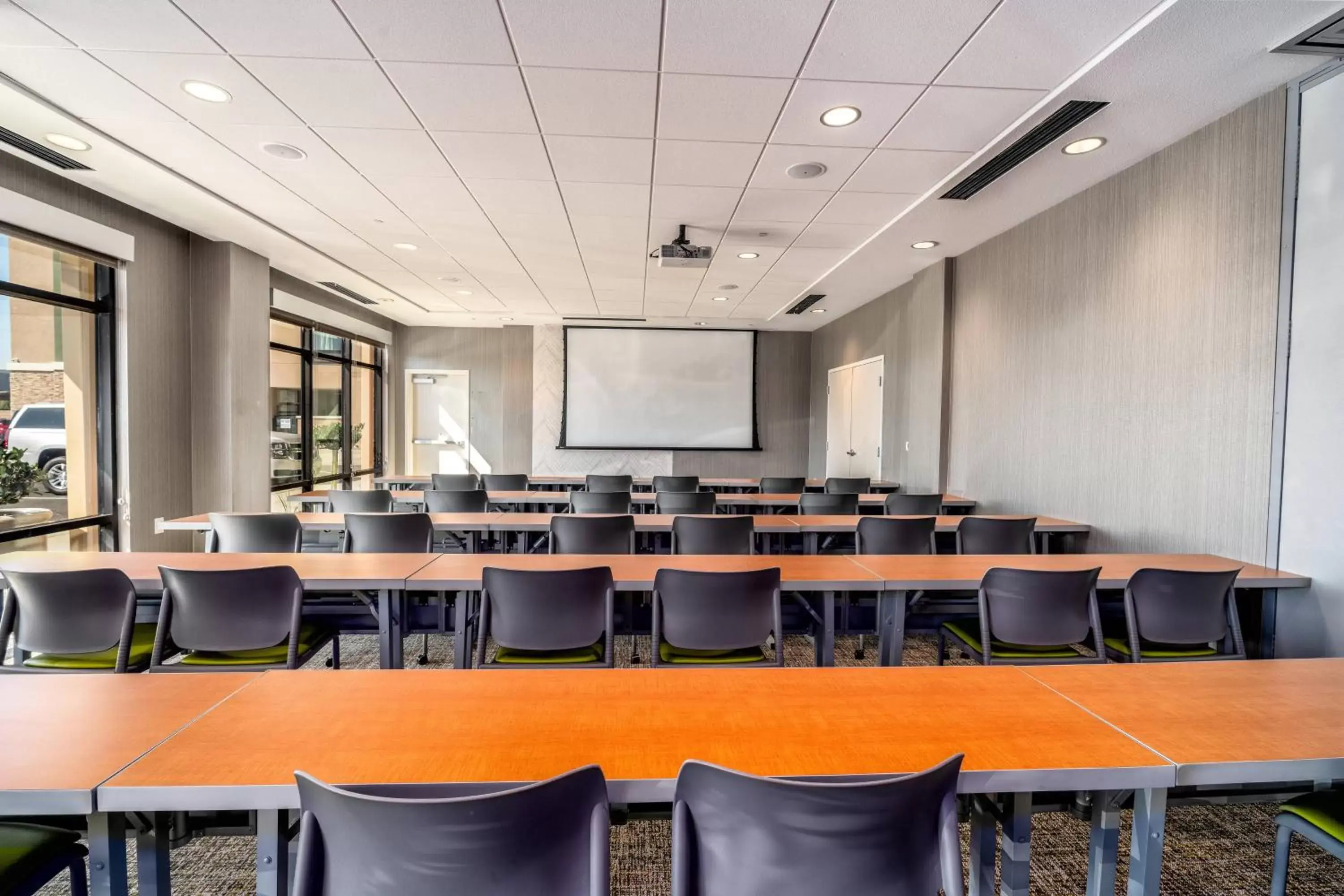Meeting/conference room in SpringHill Suites by Marriott Oakland Airport