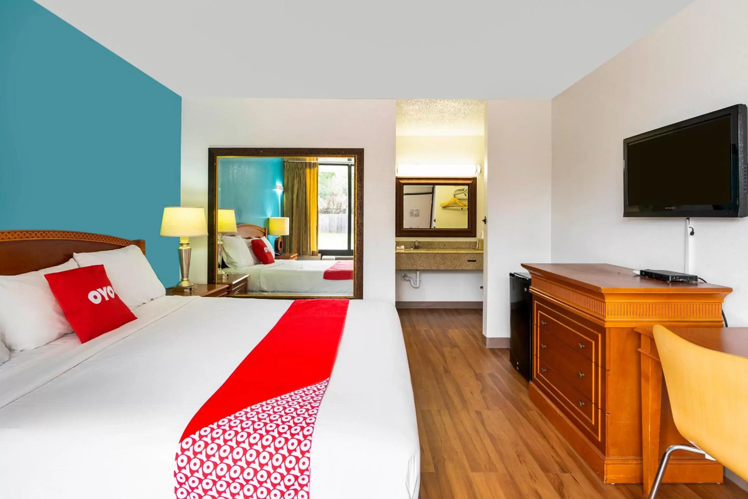 Bedroom in OYO Hotel Bossier City LA - Red River