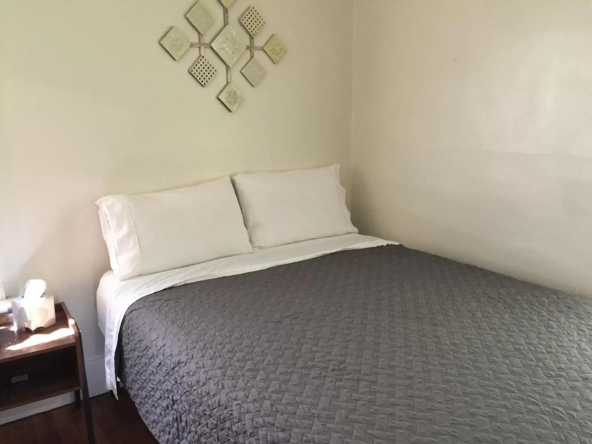 Bedroom, Bed in East Side Motel & Cabins