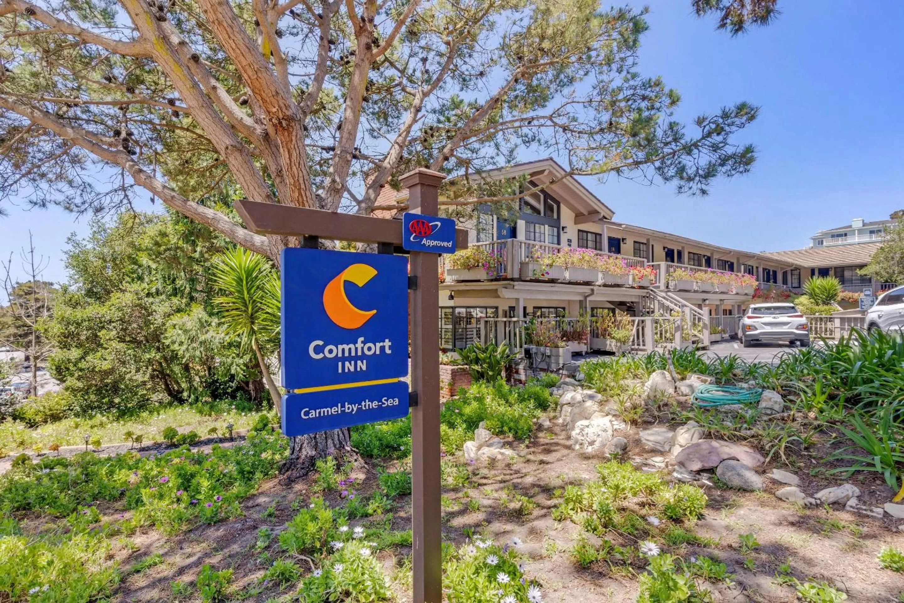 Property building in Comfort Inn Carmel By the Sea