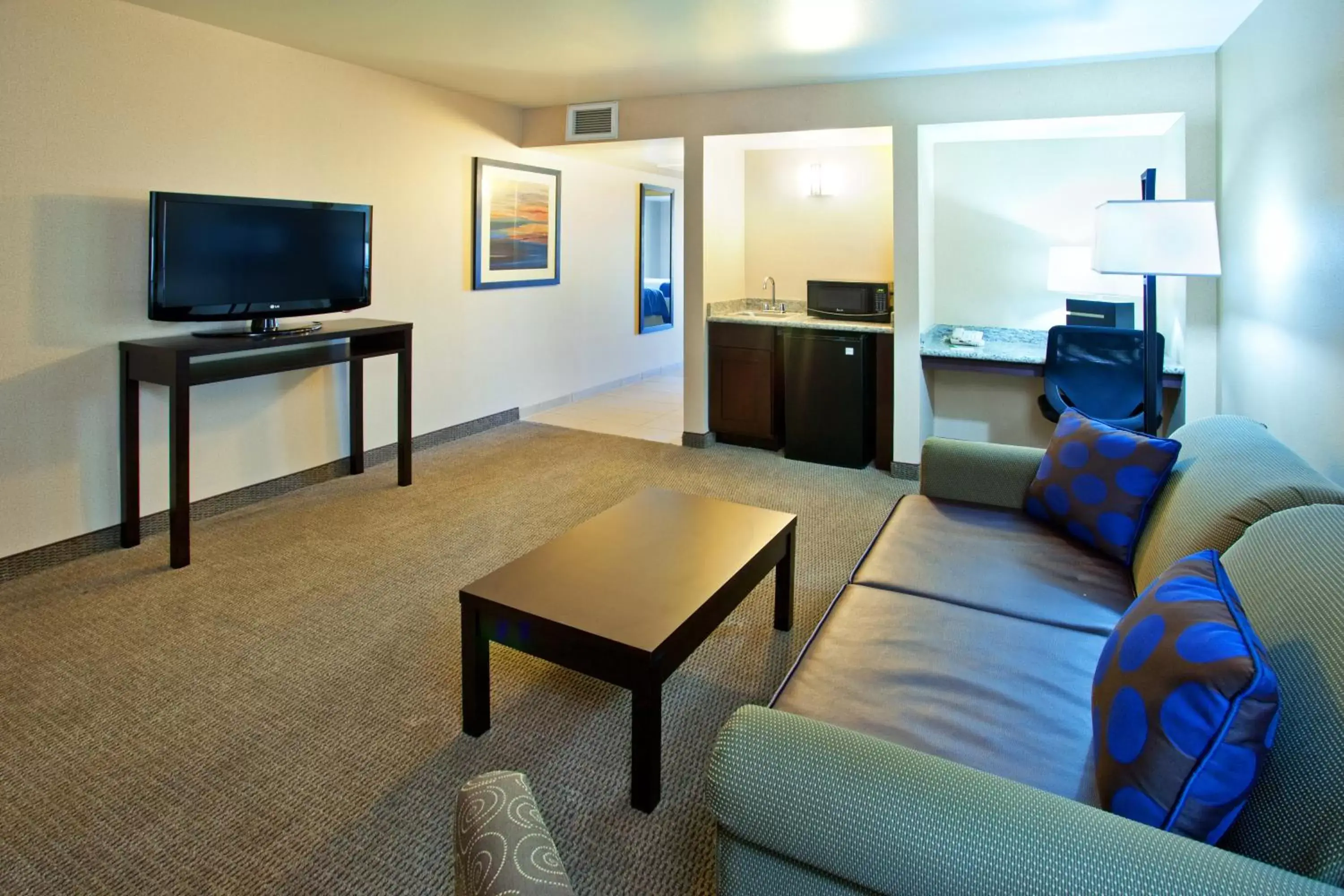 Bedroom, TV/Entertainment Center in Holiday Inn Phoenix Airport, an IHG Hotel