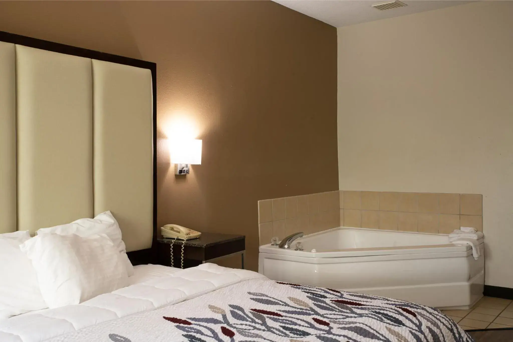 Bedroom in BlissPoint Inn & Suites Marion