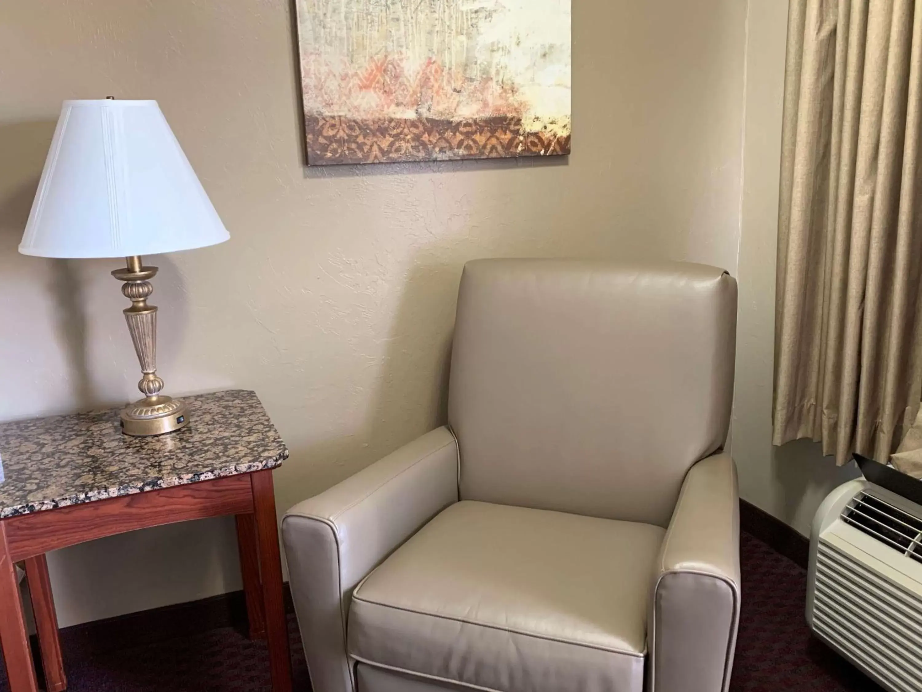 Photo of the whole room, Seating Area in Best Western El Reno