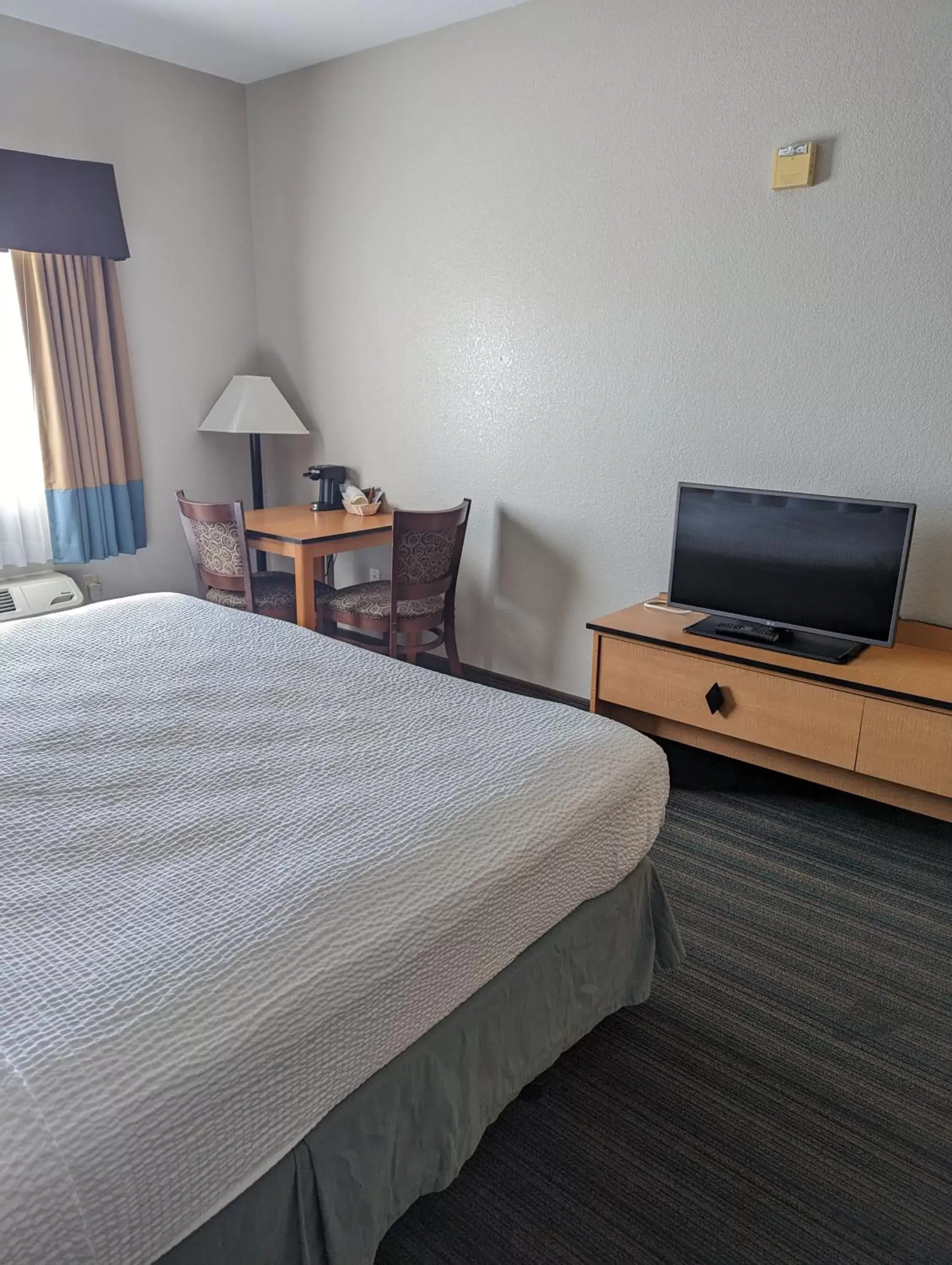 TV and multimedia, Bed in Days Inn & Suites by Wyndham Castle Rock