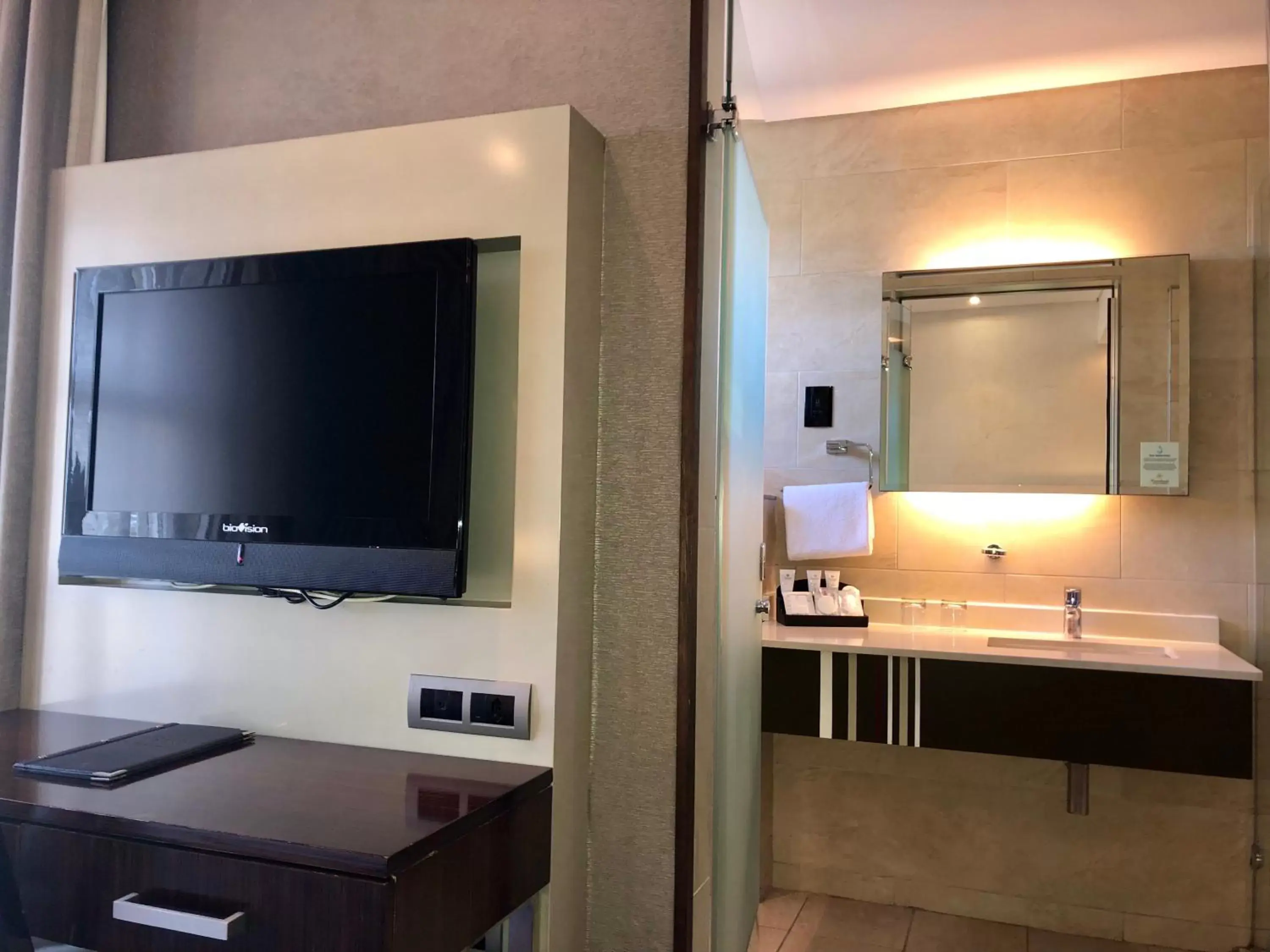 TV and multimedia, TV/Entertainment Center in Coastlands Musgrave Hotel