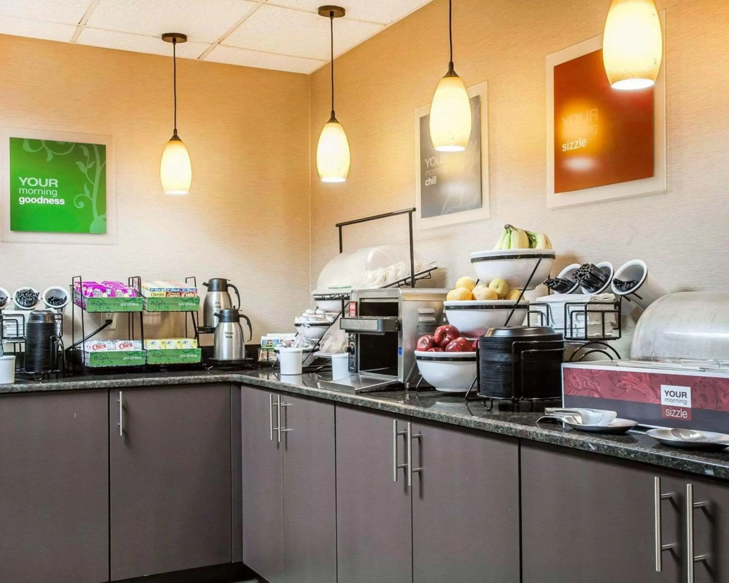 Restaurant/places to eat, Kitchen/Kitchenette in Comfort Inn & Suites Sturbridge-Brimfield