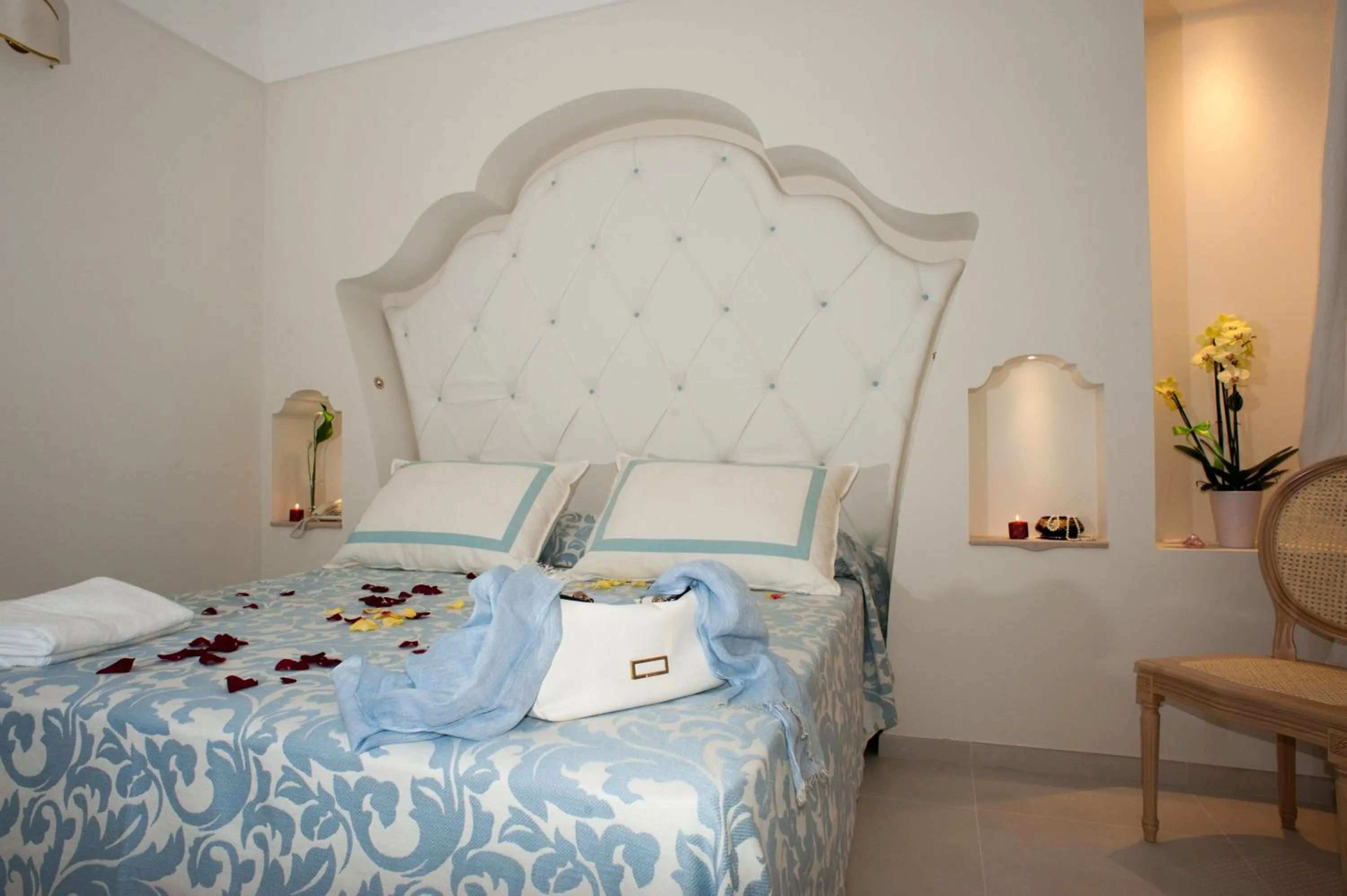 Photo of the whole room, Bed in Minori Palace