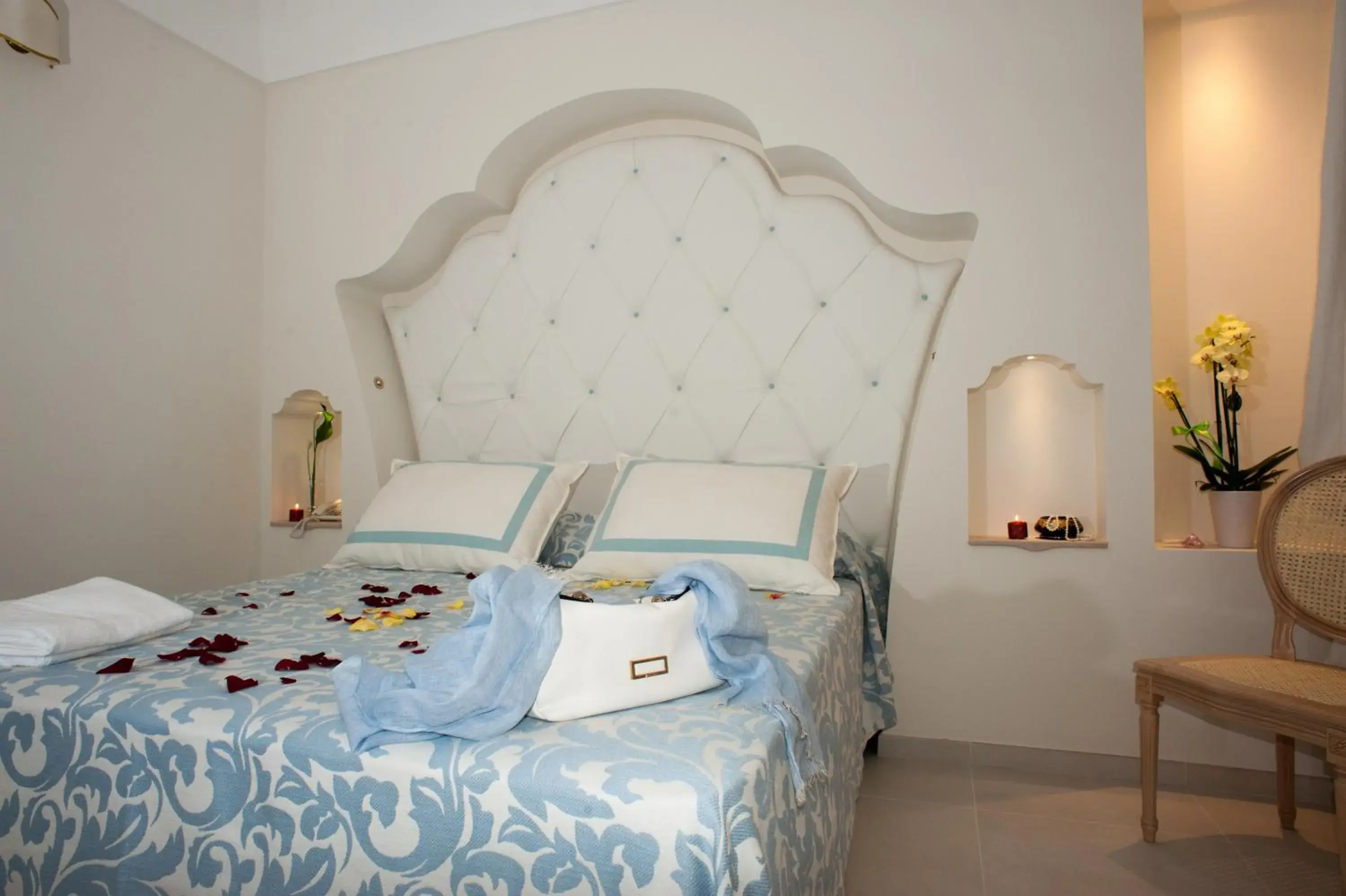 Photo of the whole room, Bed in Minori Palace