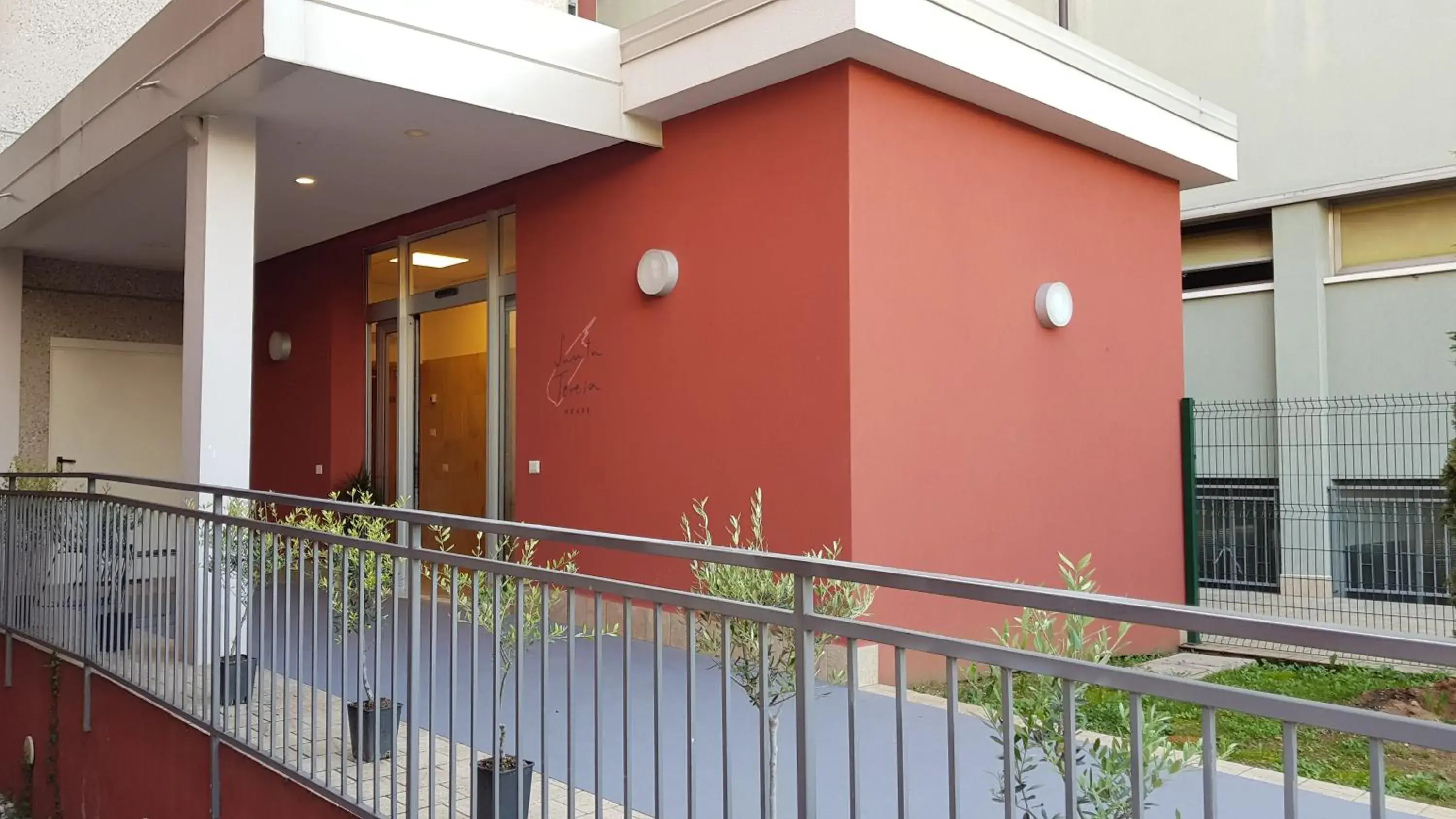 Facade/entrance in Santa Teresa House