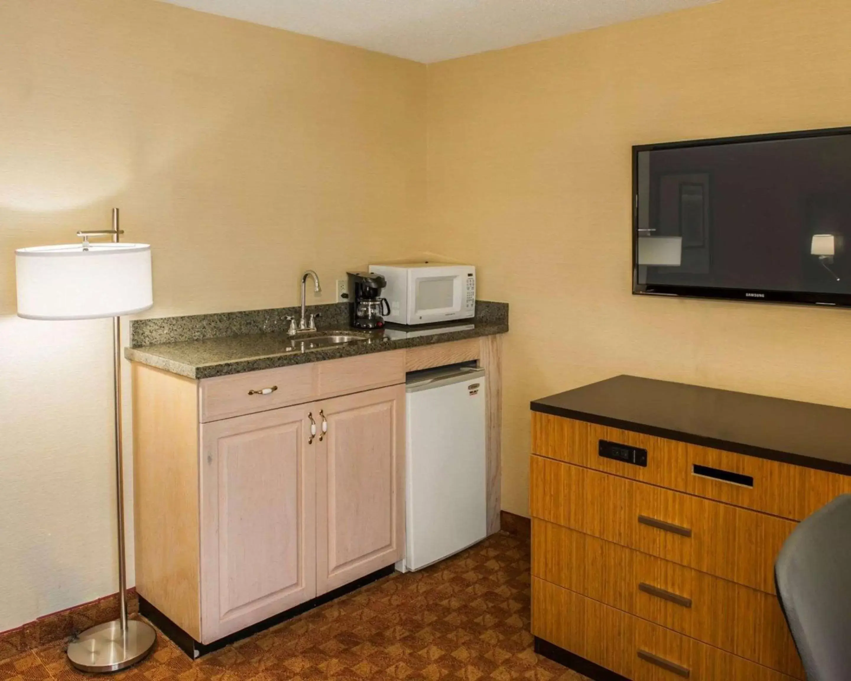 Photo of the whole room, Kitchen/Kitchenette in Quality Inn Franklin I-65