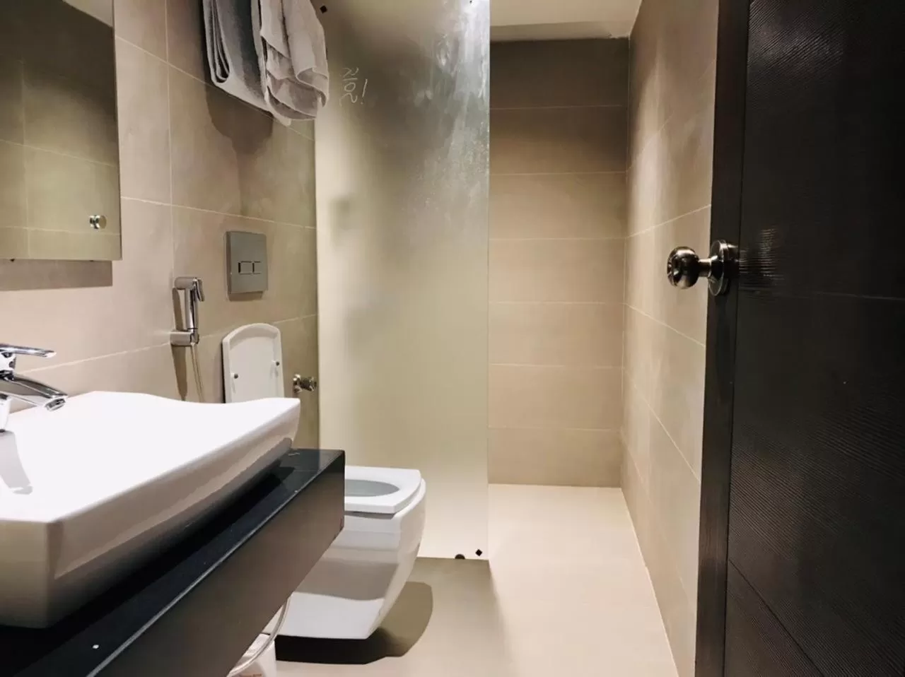 Shower in Hamsun Shahrah-e-Faisal