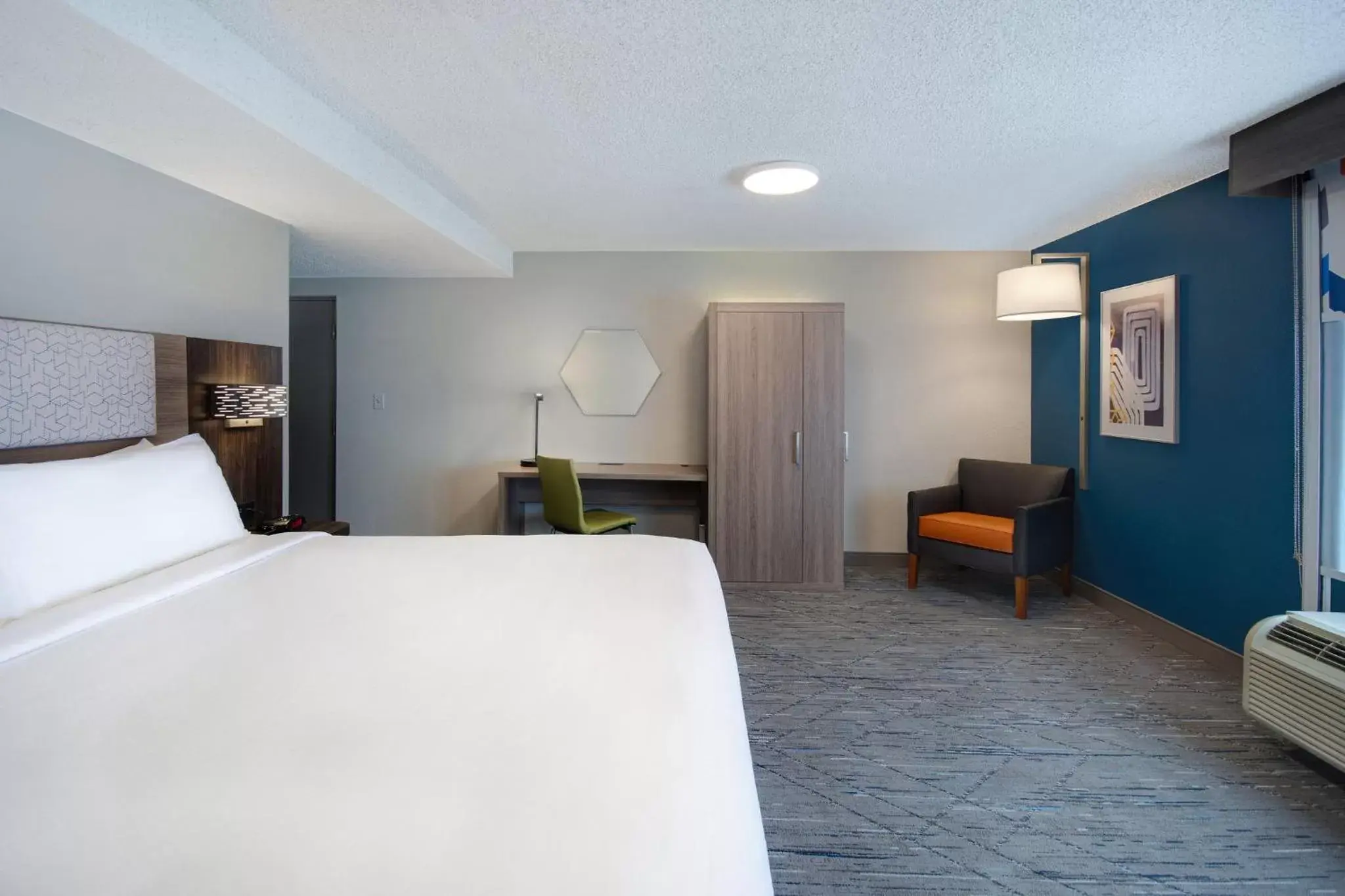 Photo of the whole room, Bed in Holiday Inn Express Rochester - University Area, an IHG Hotel