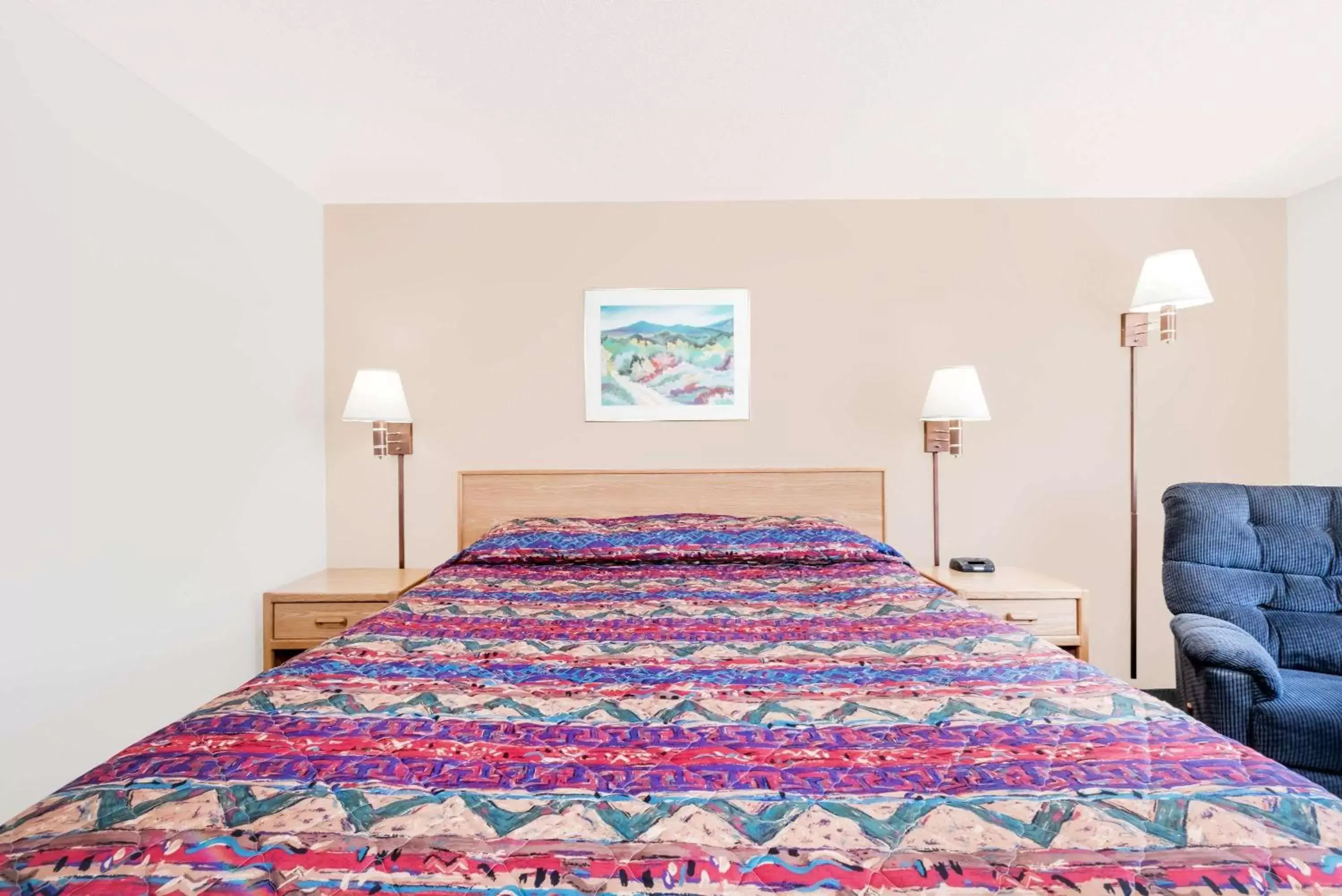 Photo of the whole room, Bed in Super 8 by Wyndham Belle Fourche SD Photo of the whole room, Bed in Super 8 by Wyndham Belle Fourche SD