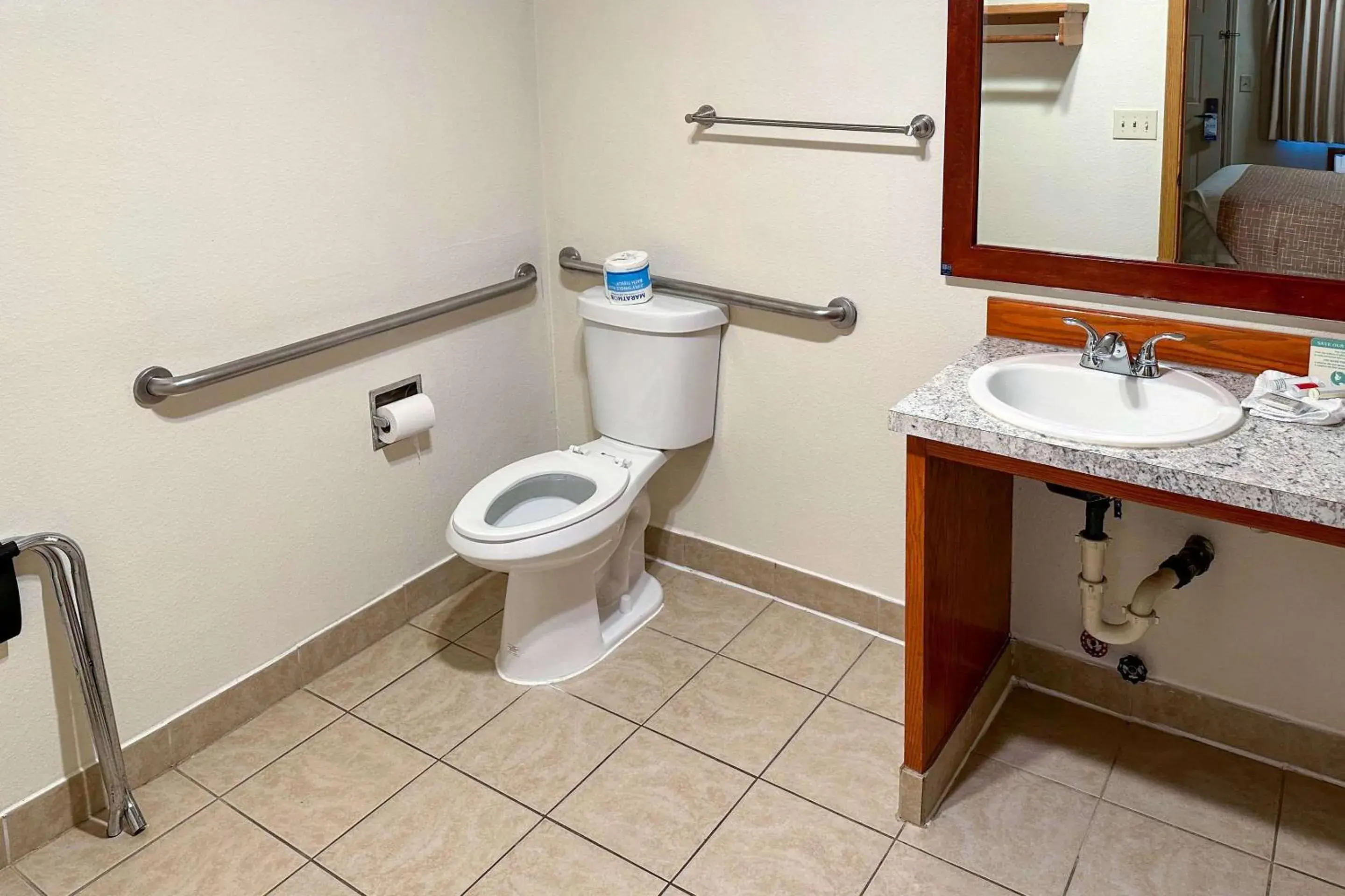 Bedroom, Bathroom in Econo Lodge Edmonds North Seattle