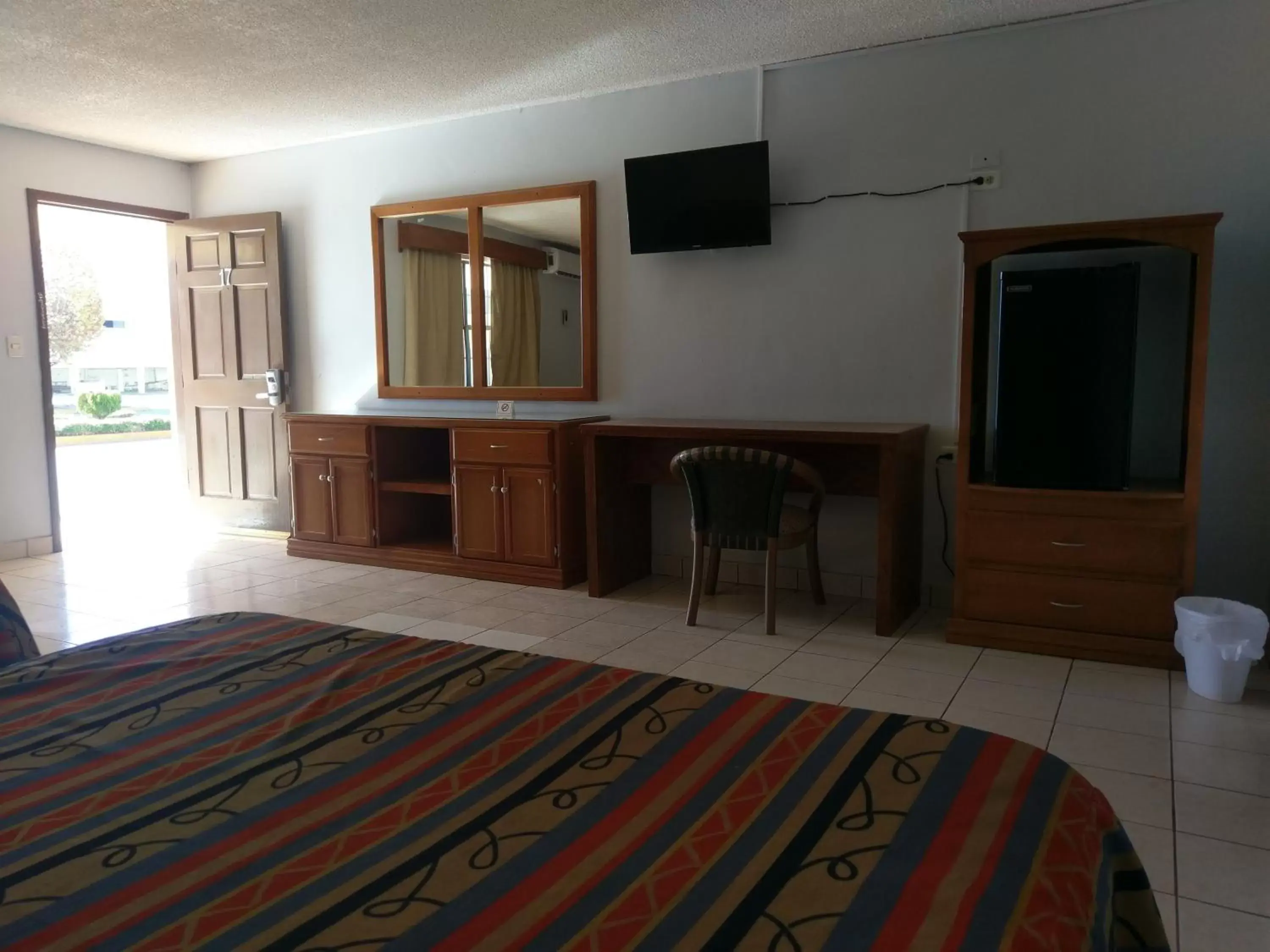 Bedroom, TV/Entertainment Center in Hotel del Camino