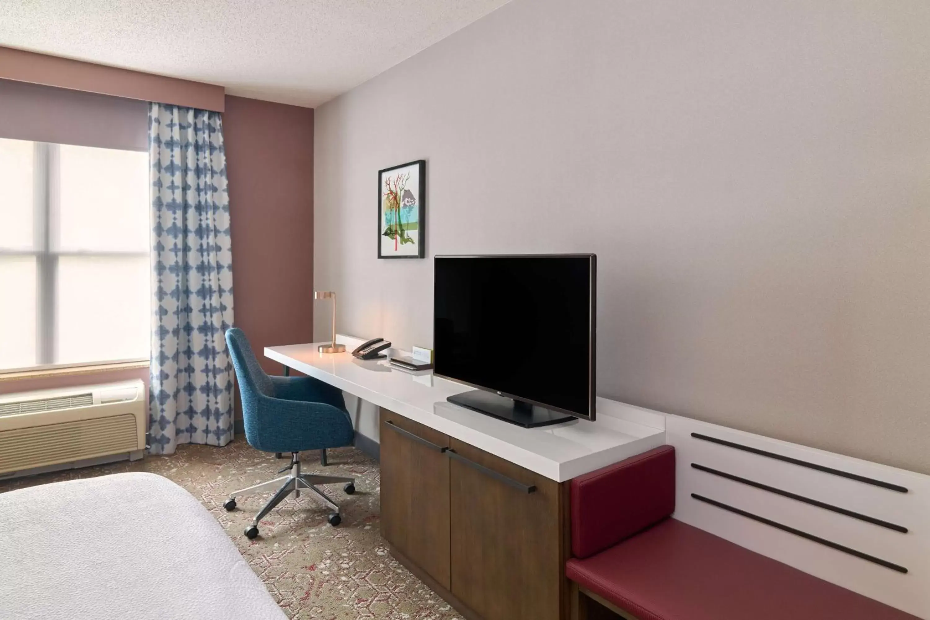 Bedroom, TV/Entertainment Center in Hilton Garden Inn Bloomington