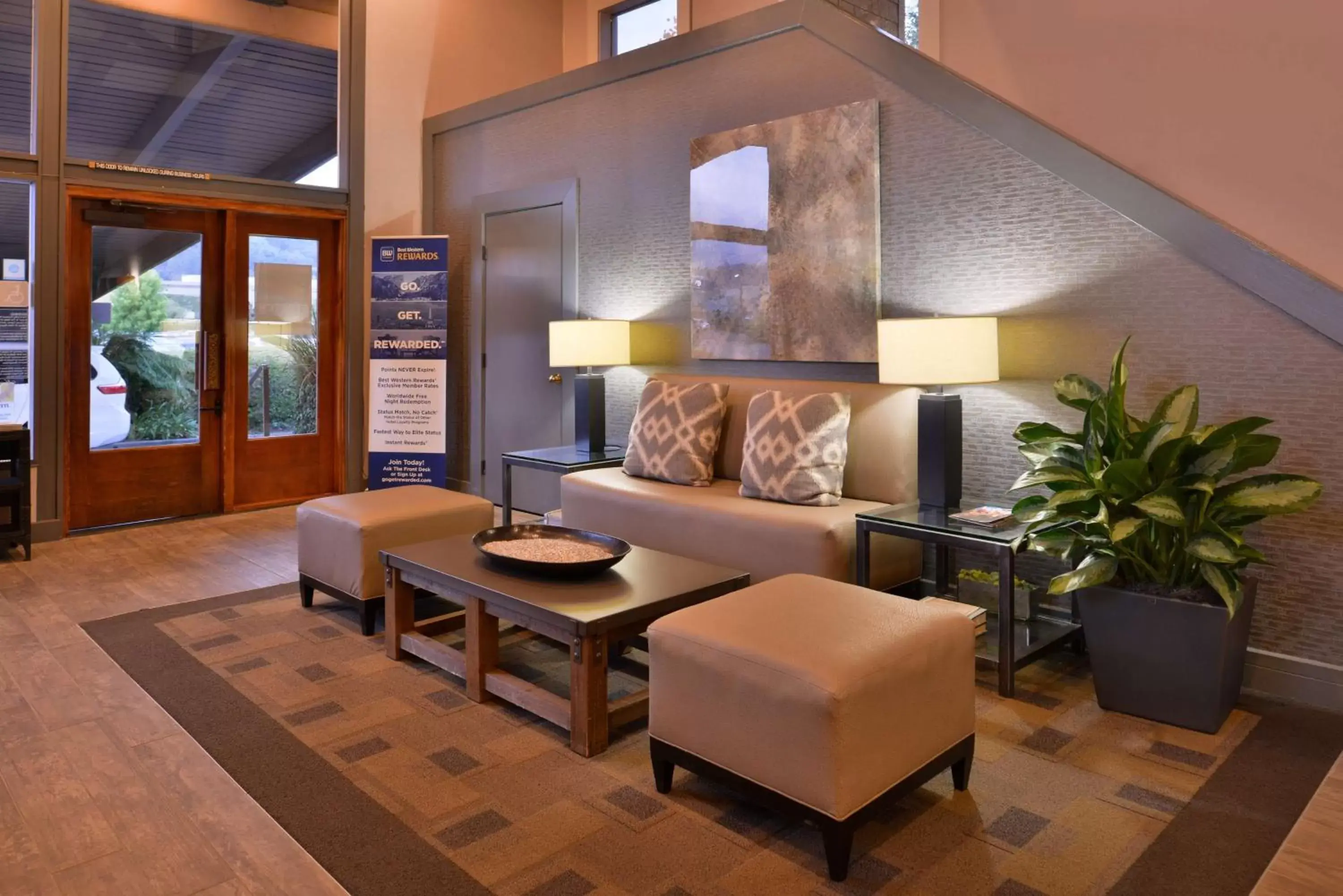 Facade/entrance, Seating Area in Best Western Corte Madera Inn