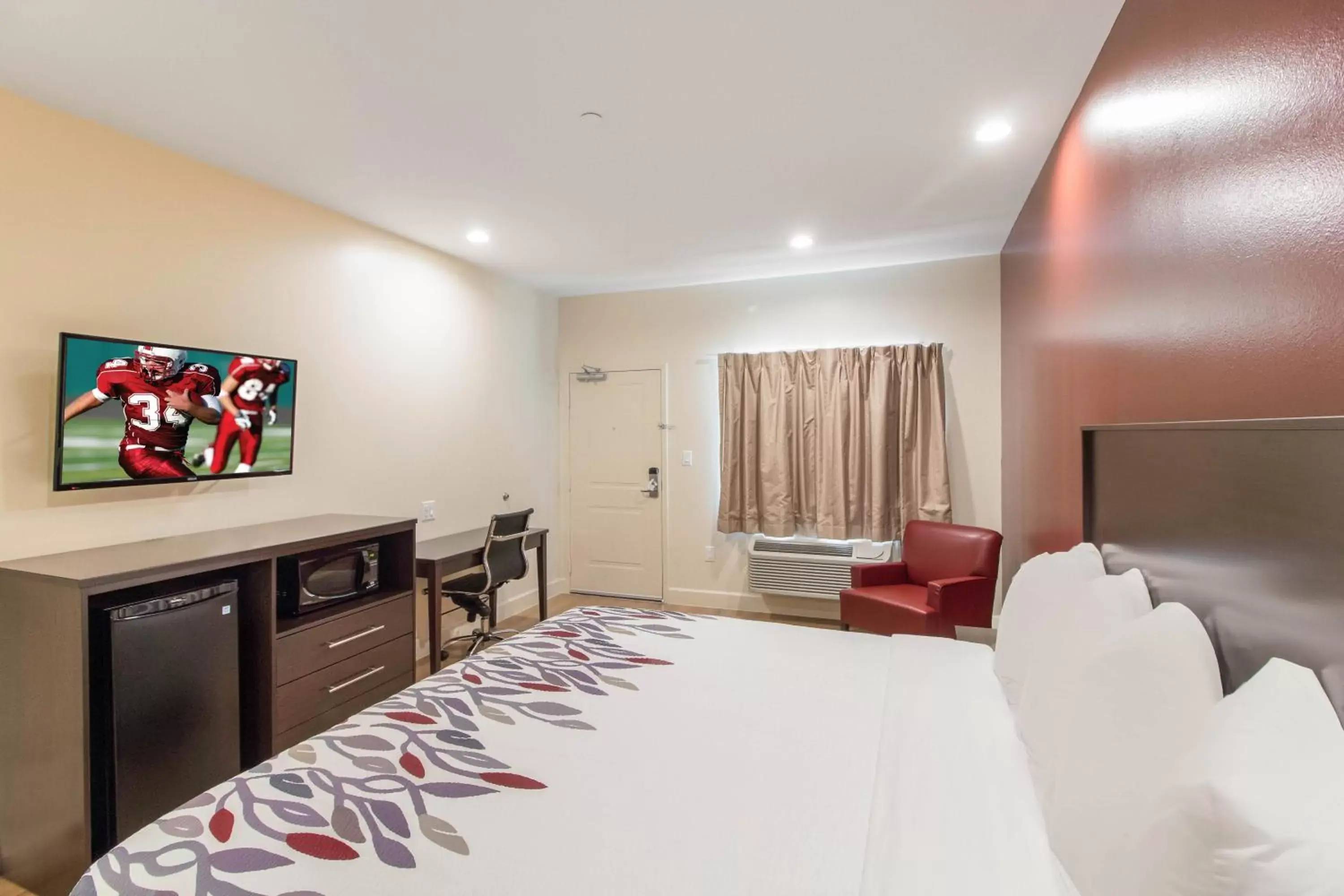 Bedroom in Red Roof Inn Houston - Willowbrook