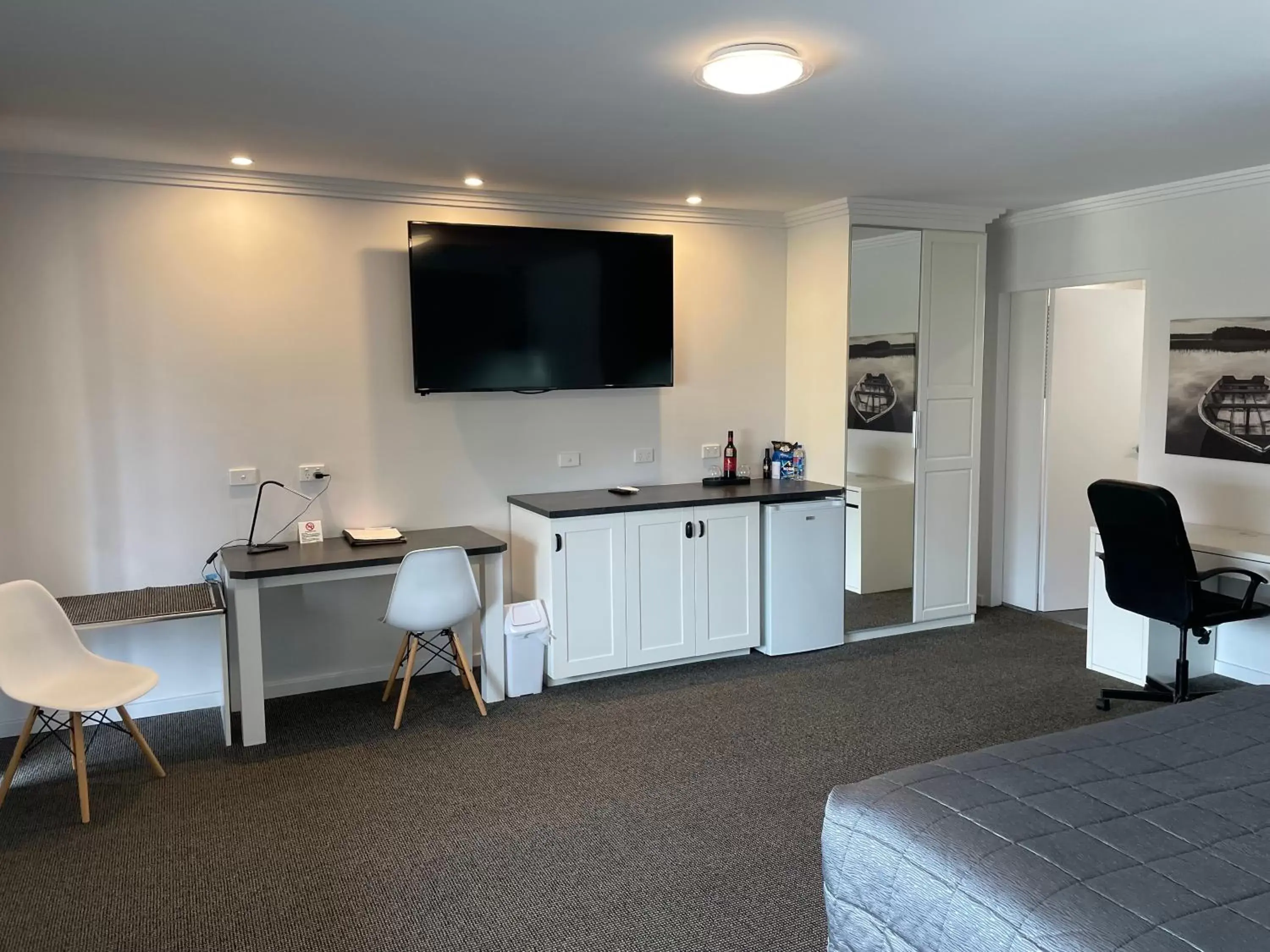 Seating area, TV/Entertainment Center in Noah's Mid City Motor Inn Muswellbrook
