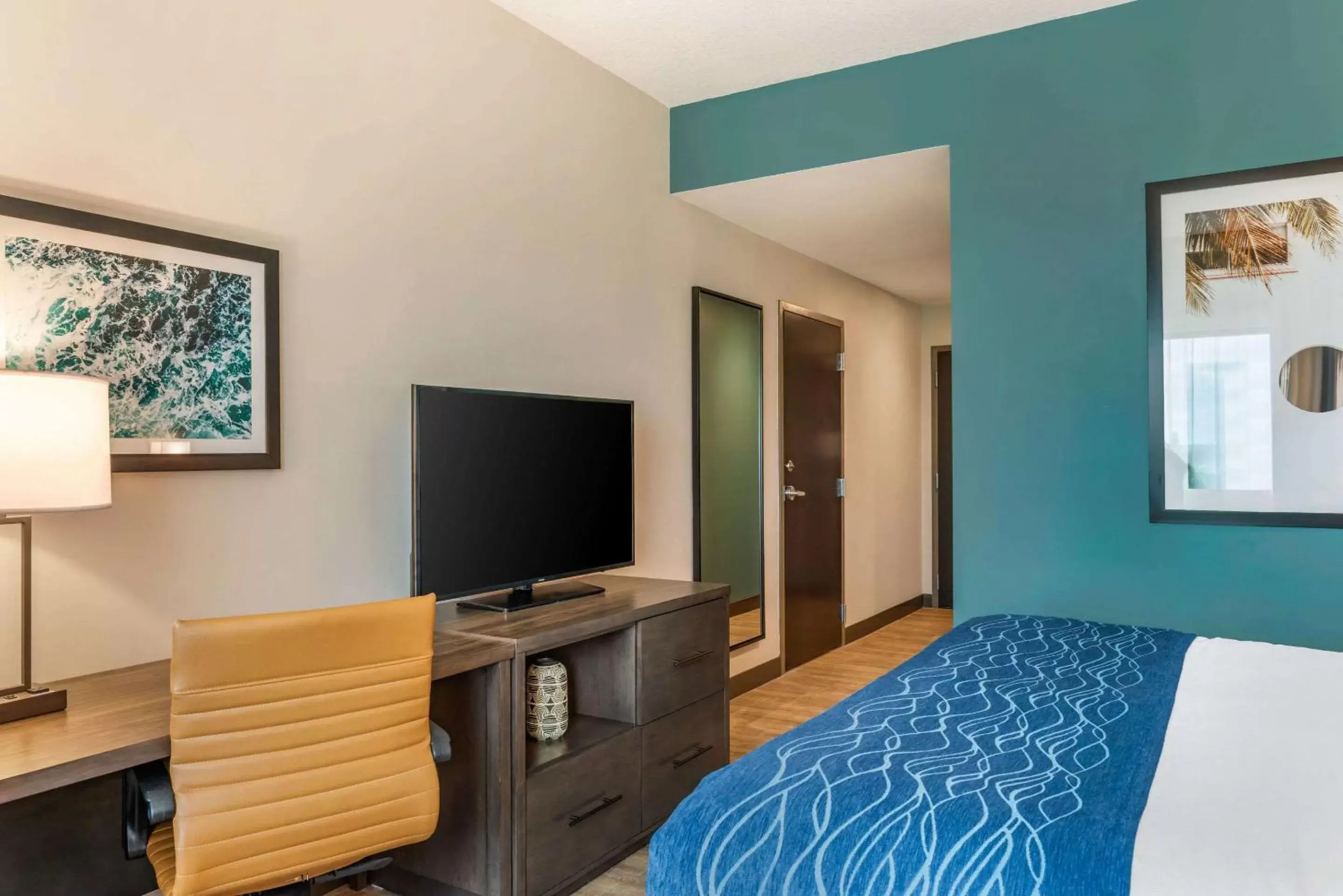 Photo of the whole room, TV/Entertainment Center in Comfort Inn & Suites Miami International Airport