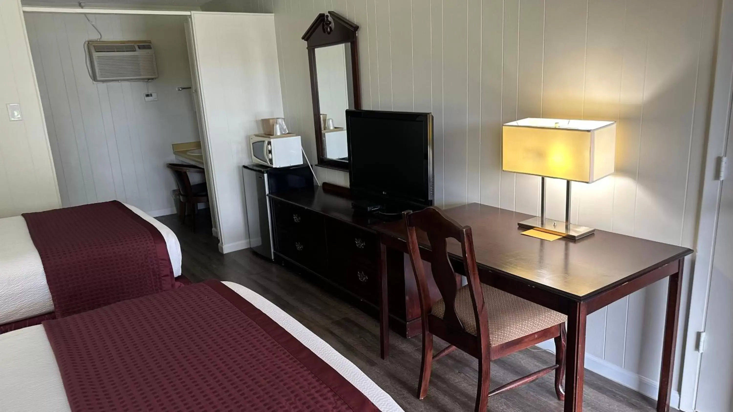 Seating area, TV/Entertainment Center in Colonial Inn Franklin