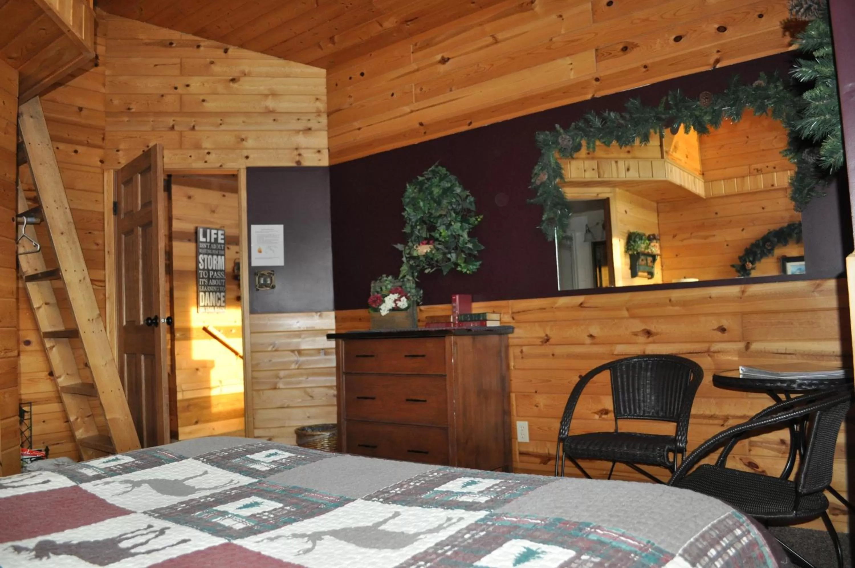 Bedroom, Bed in Rocky Ridge Country Lodge