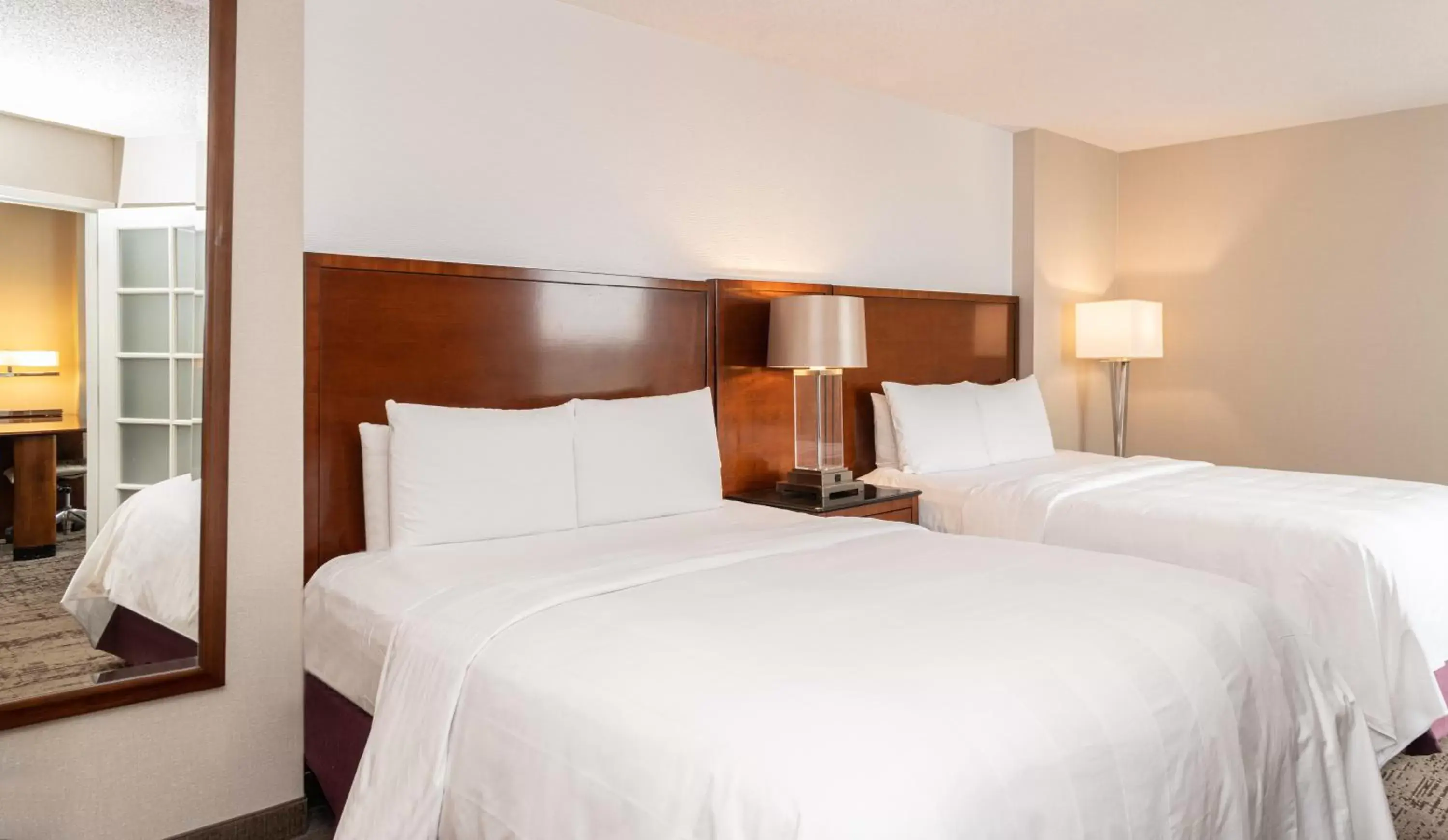 Bed in Chicago Marriott Suites Deerfield
