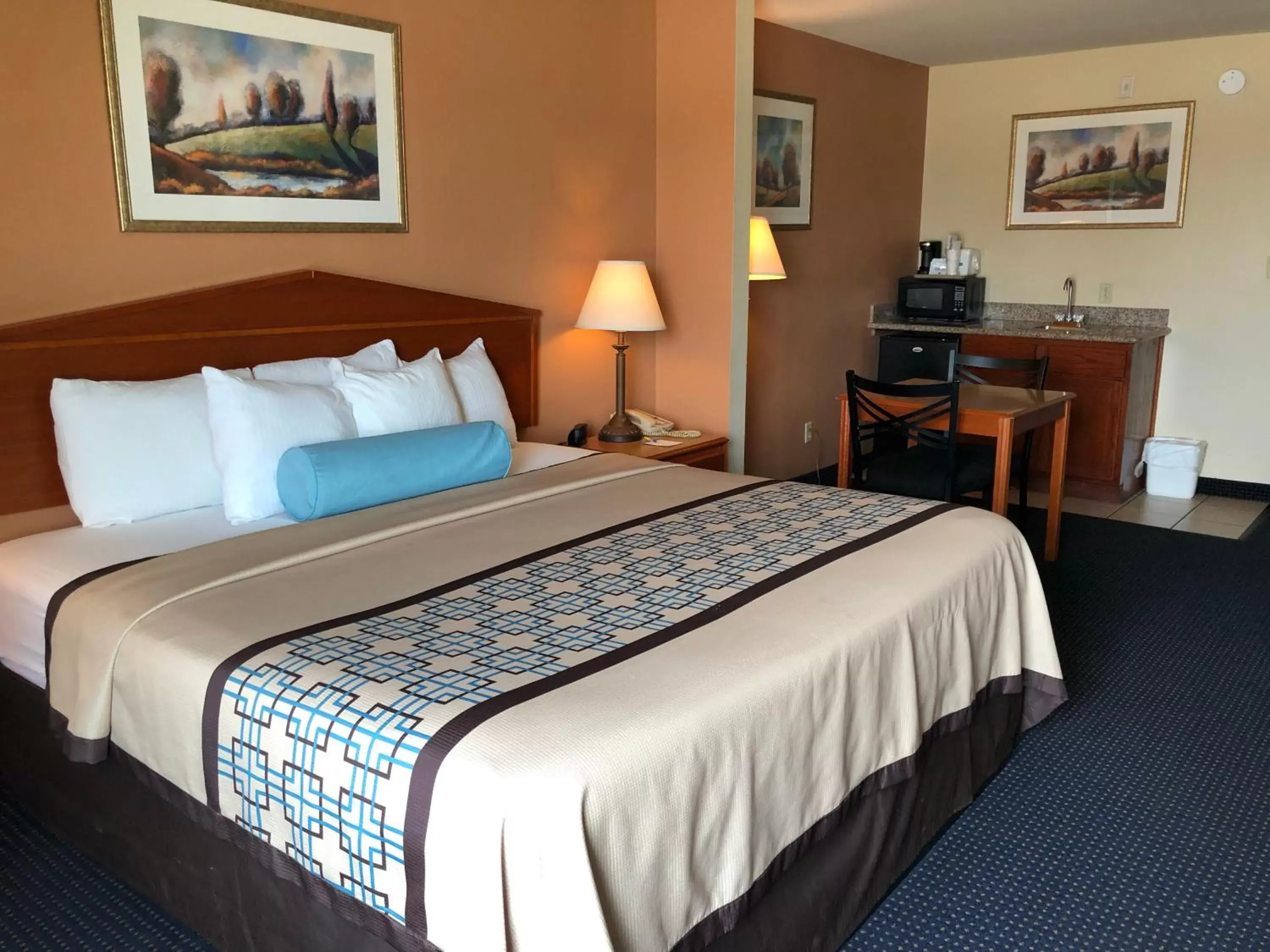 Photo of the whole room, Bed in Days Inn & Suites by Wyndham Thibodaux