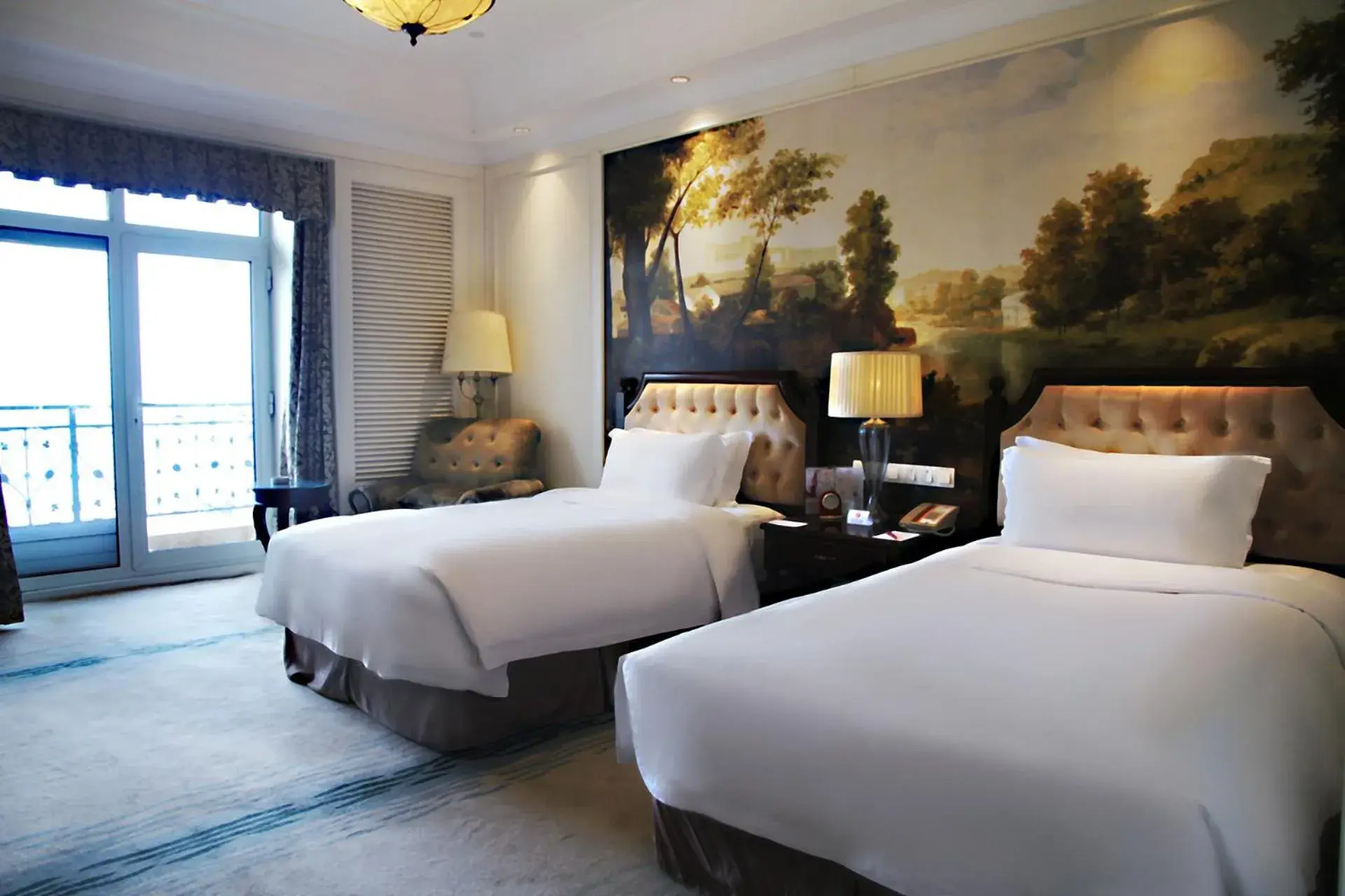Bedroom in Crowne Plaza Ocean Spring Resort, an IHG Hotel