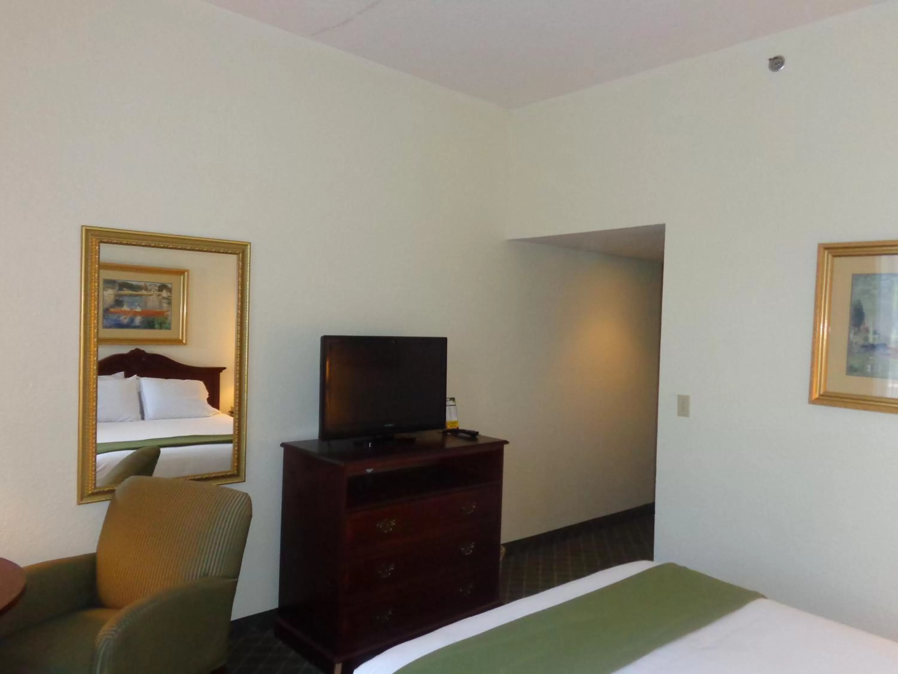 Decorative detail, Bed in Ruskin Inn Tampa-Sun City Center