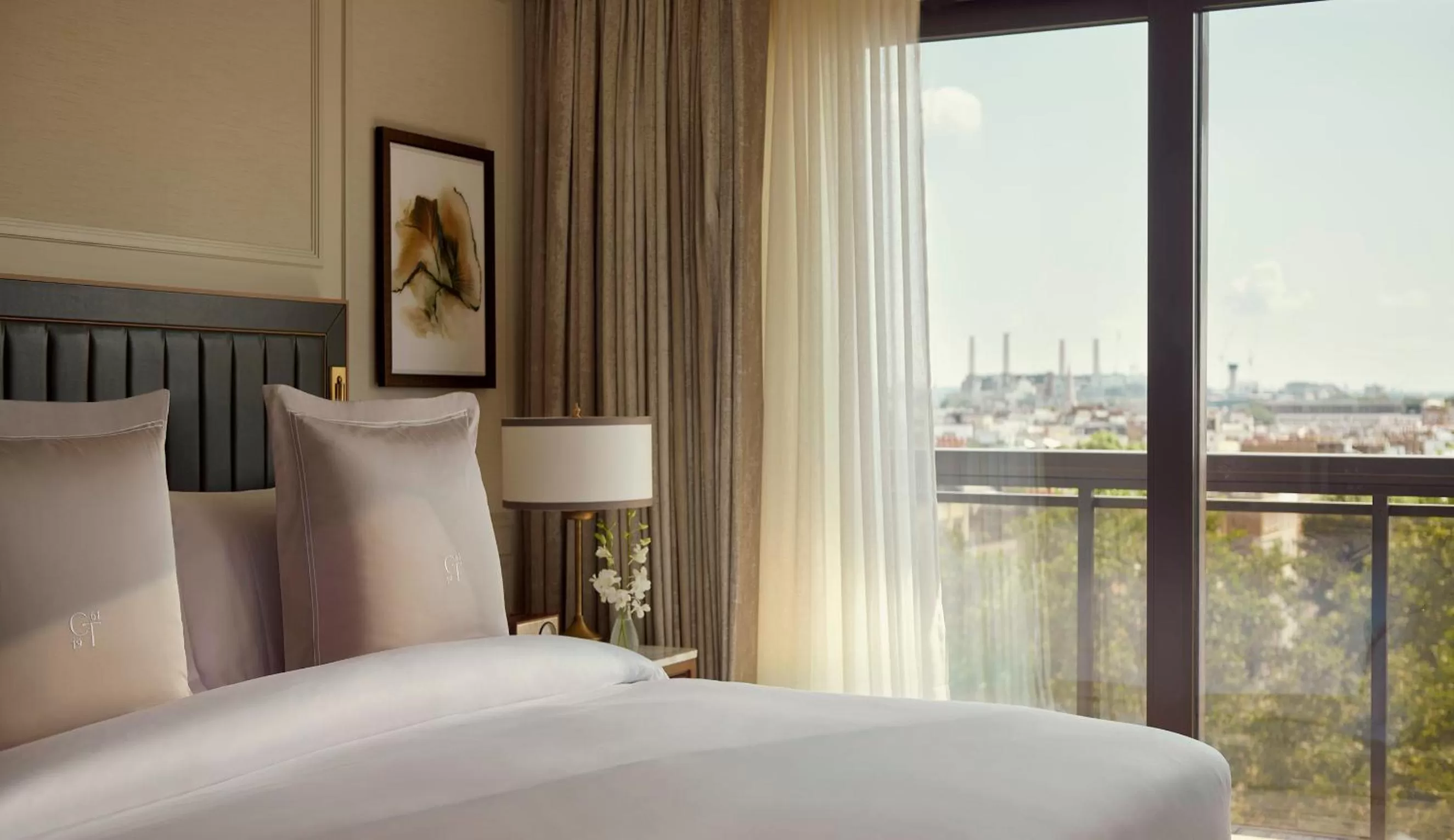 Bedroom, Bed in Jumeirah Carlton Tower London