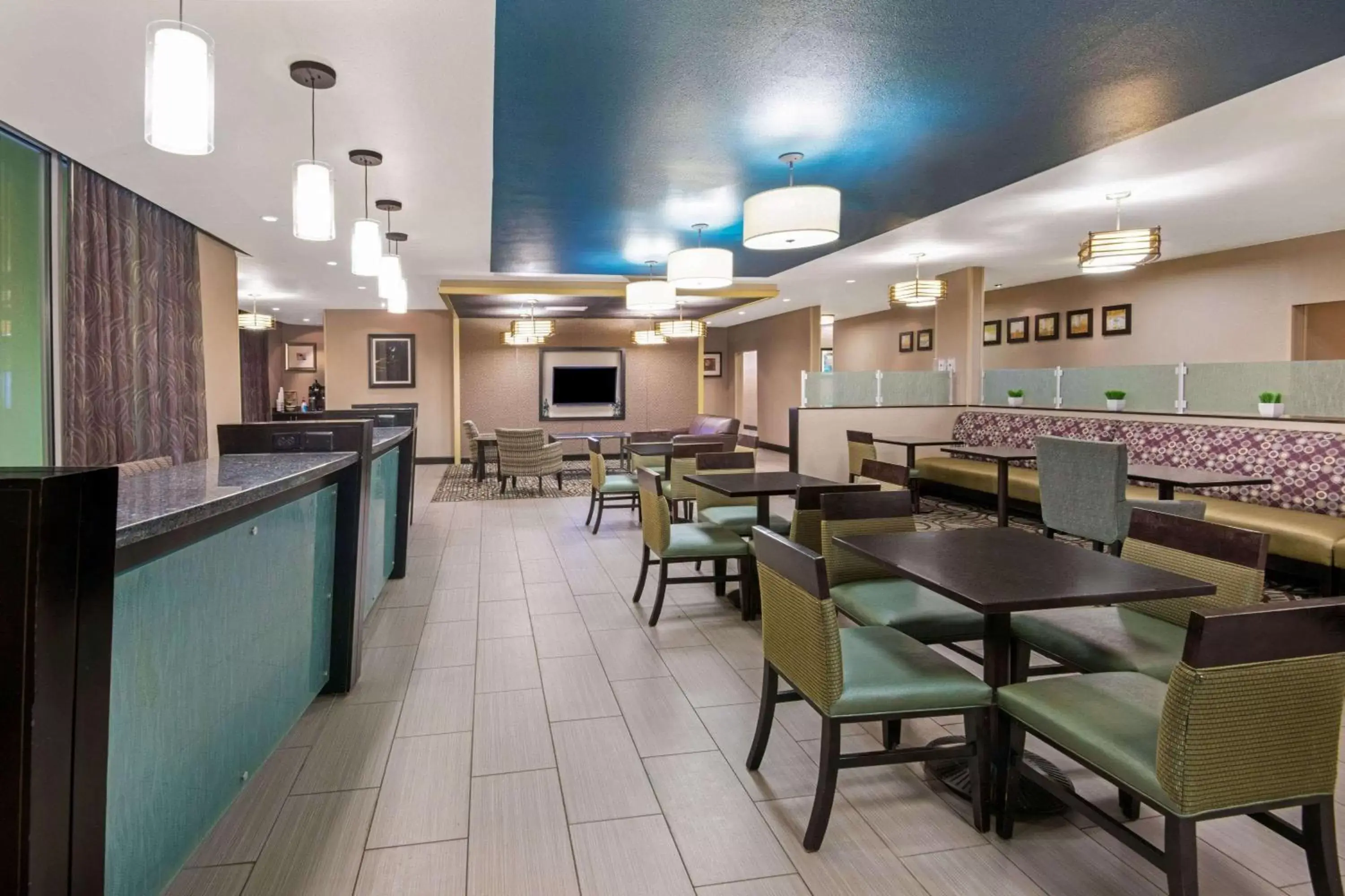 Lobby or reception, Restaurant/Places to Eat in La Quinta Inn & Suites by Wyndham Durant