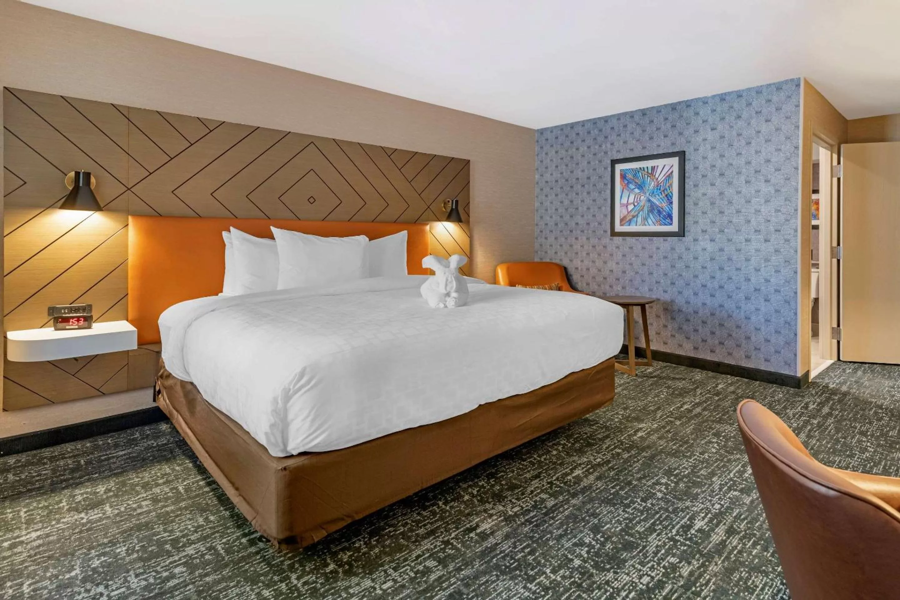 Photo of the whole room, Bed in Clarion Inn Nashua