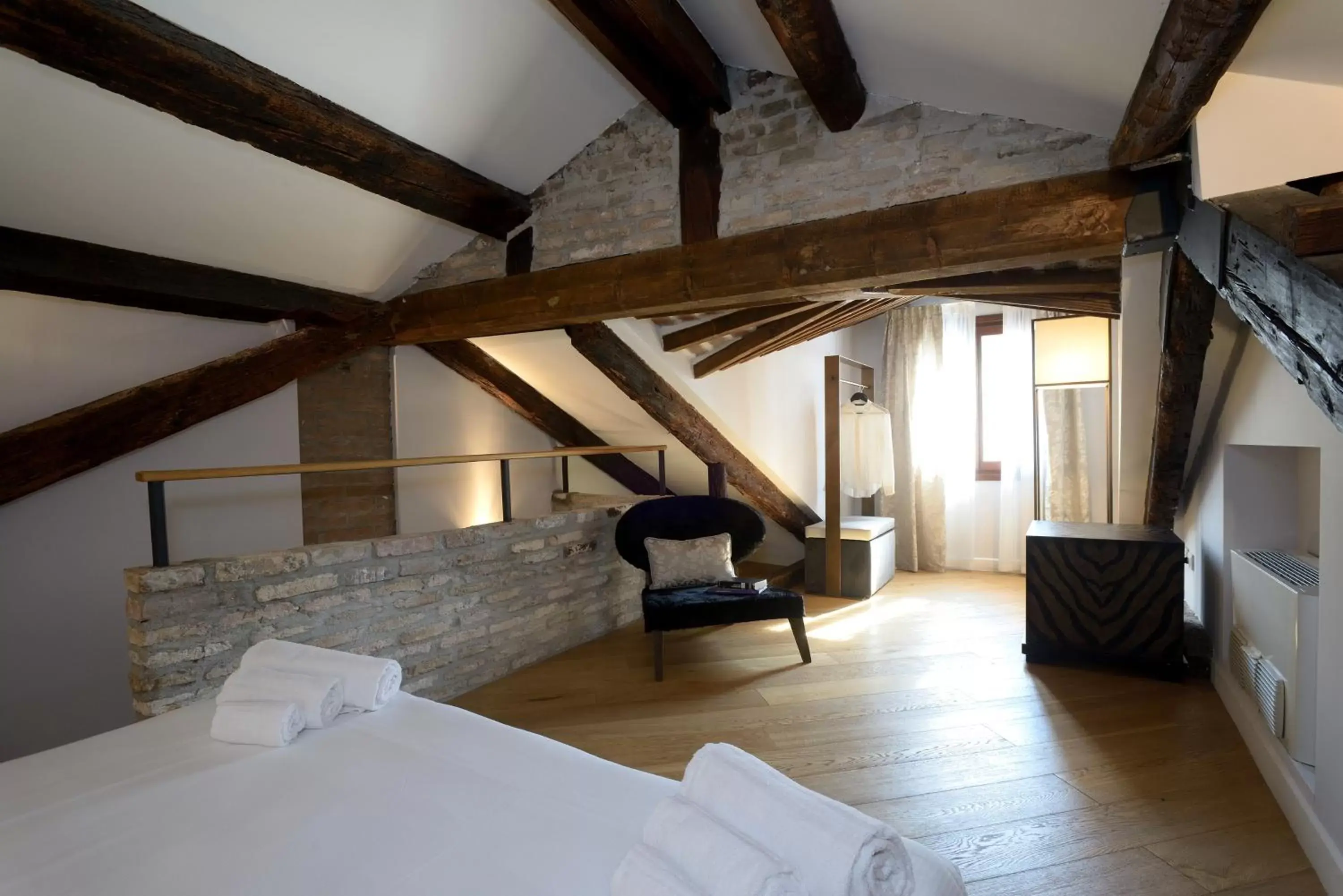 Bedroom, Seating Area in Residence La Fenice