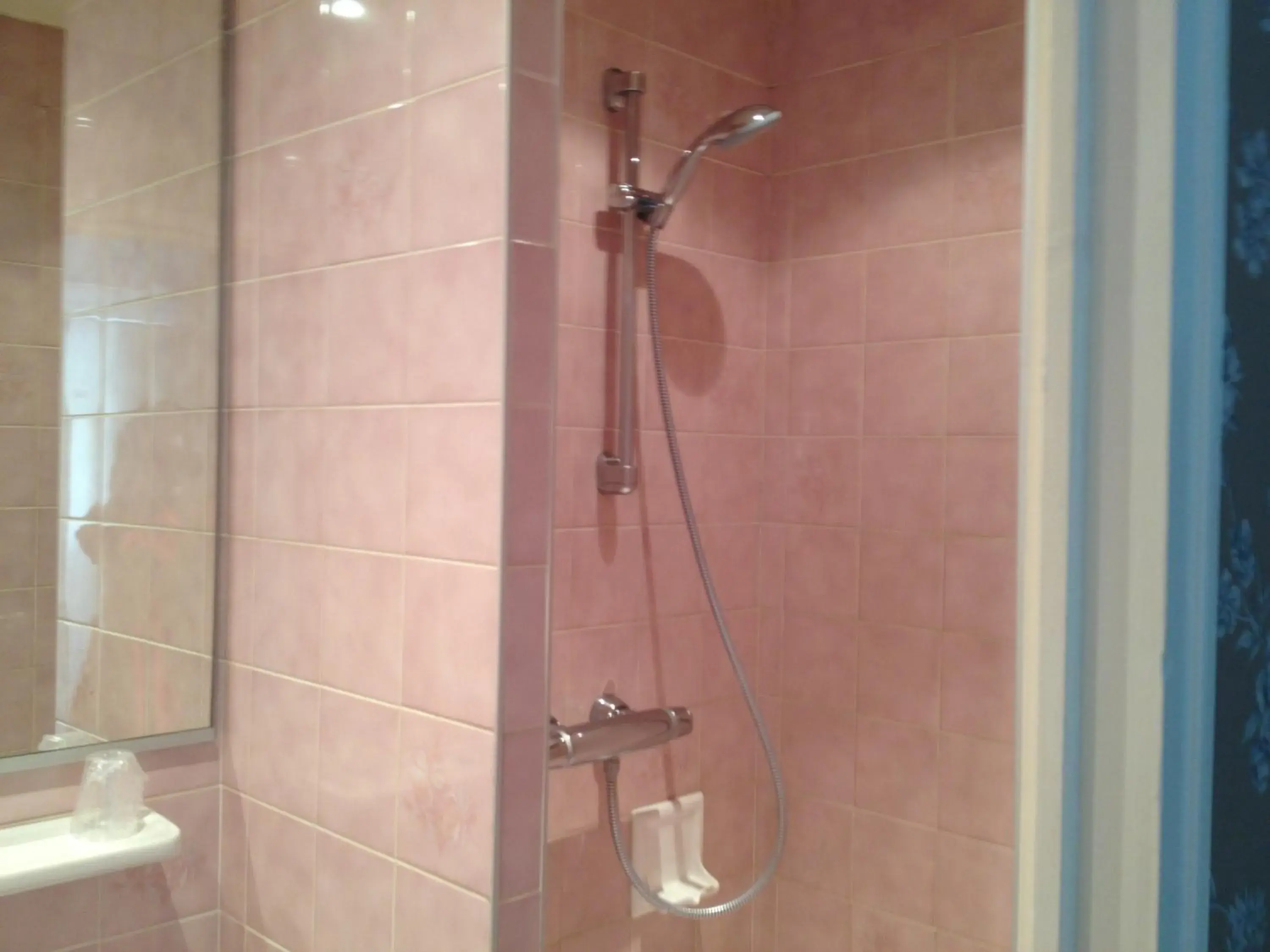 Shower, Bathroom in Hotel Du Nord