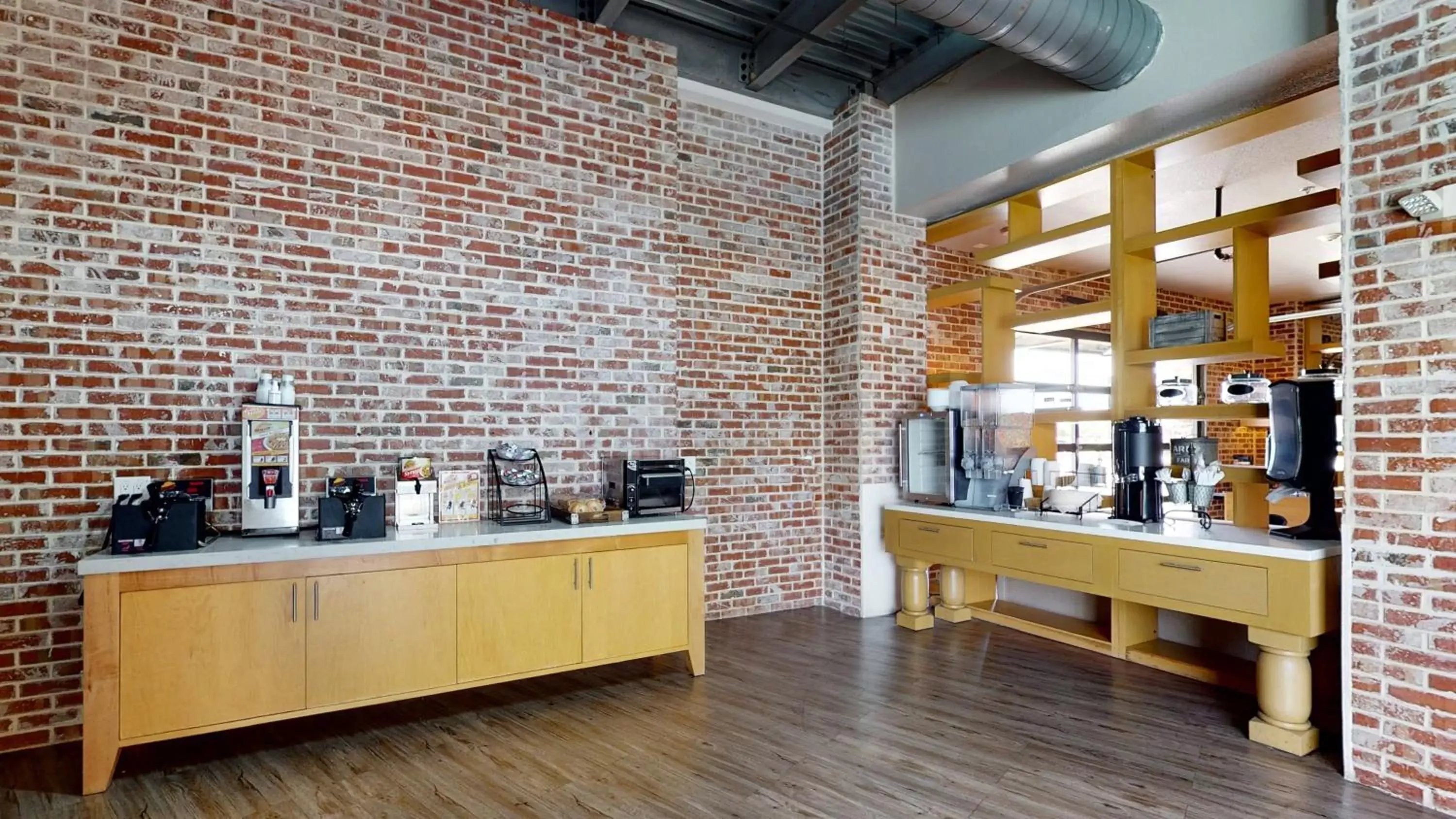 Breakfast, Kitchen/Kitchenette in Aggieland Boutique Hotel