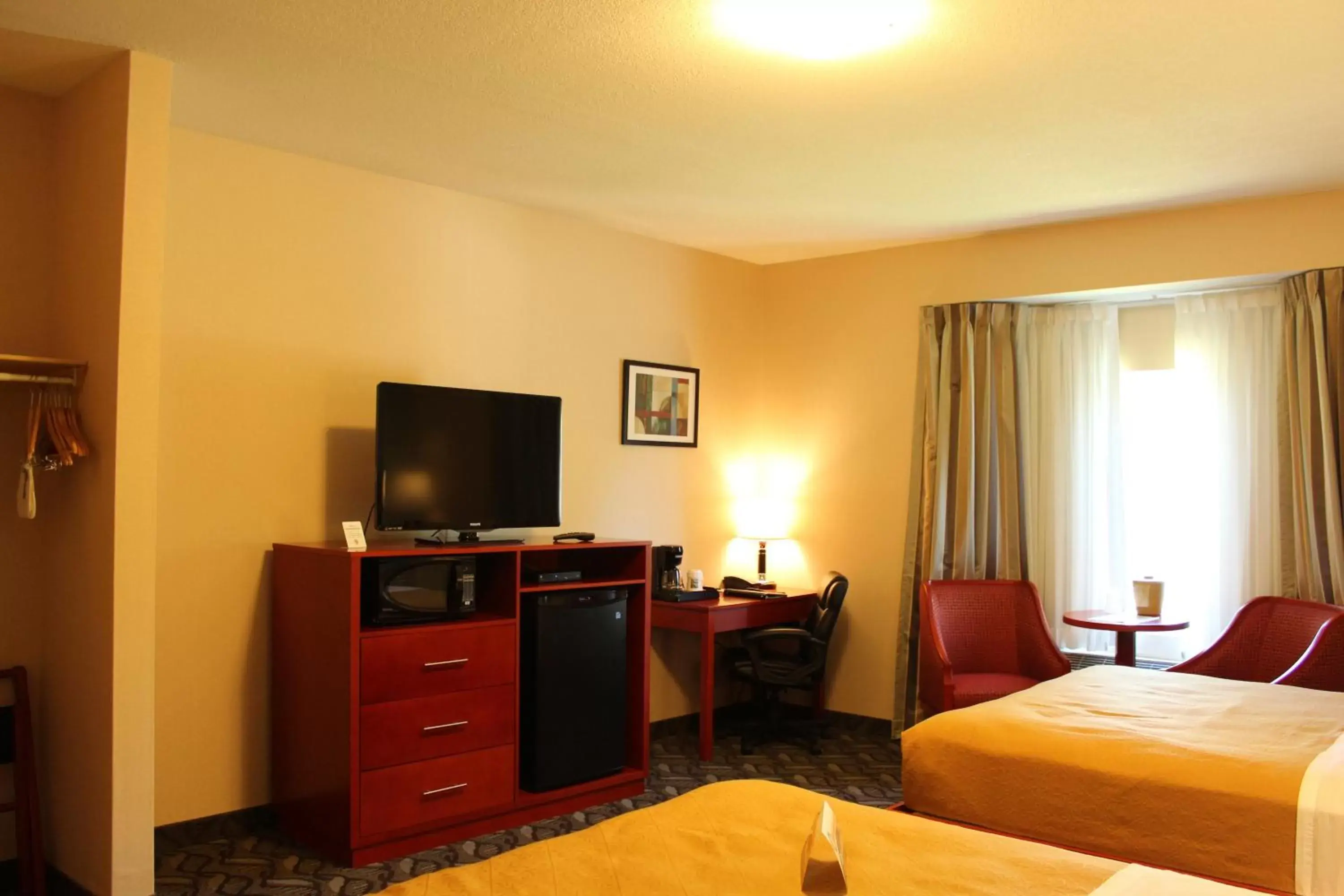 TV and multimedia, Bed in Quality Inn Southampton