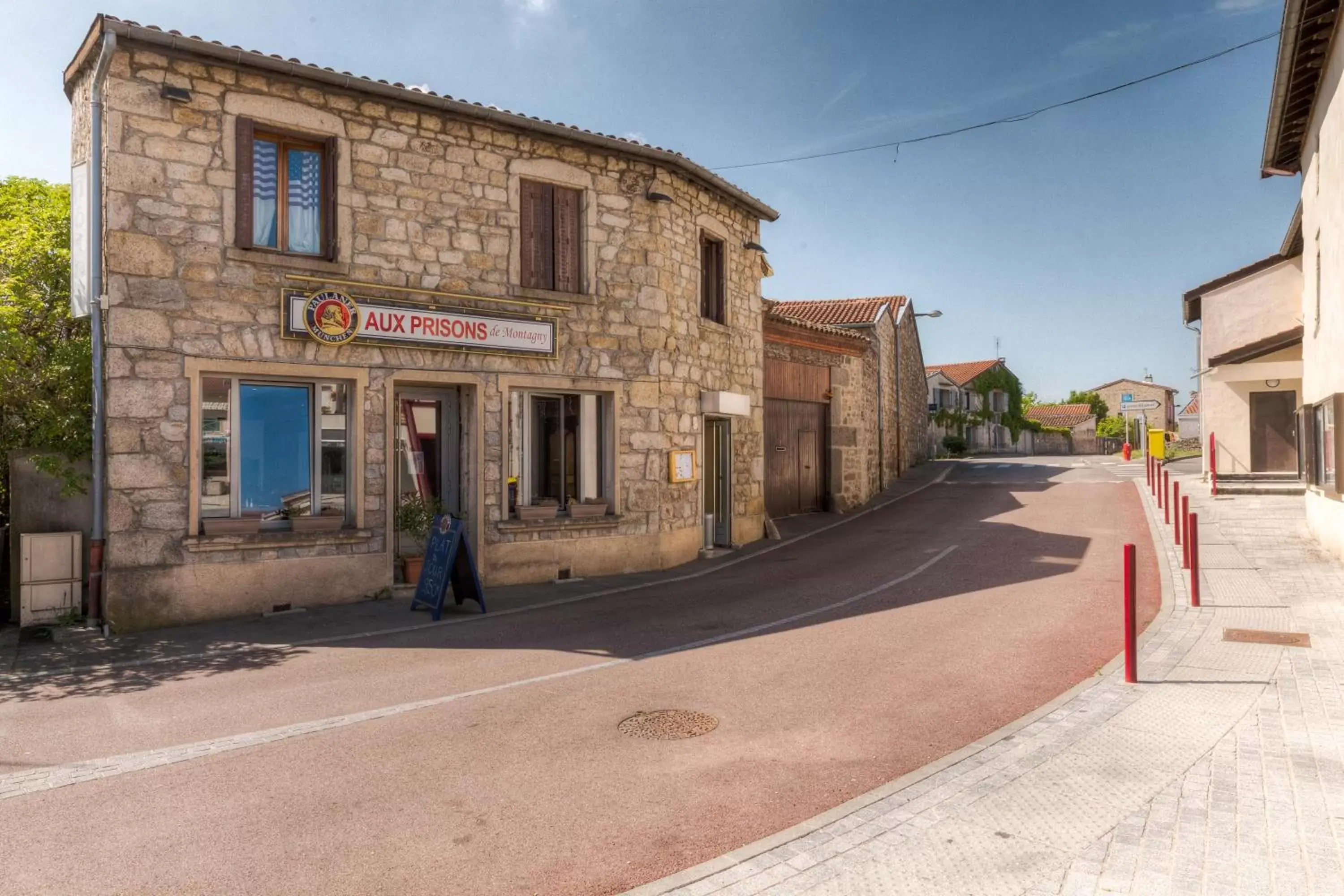 Facade/entrance, Property Building in Aux Prisons de Montagny