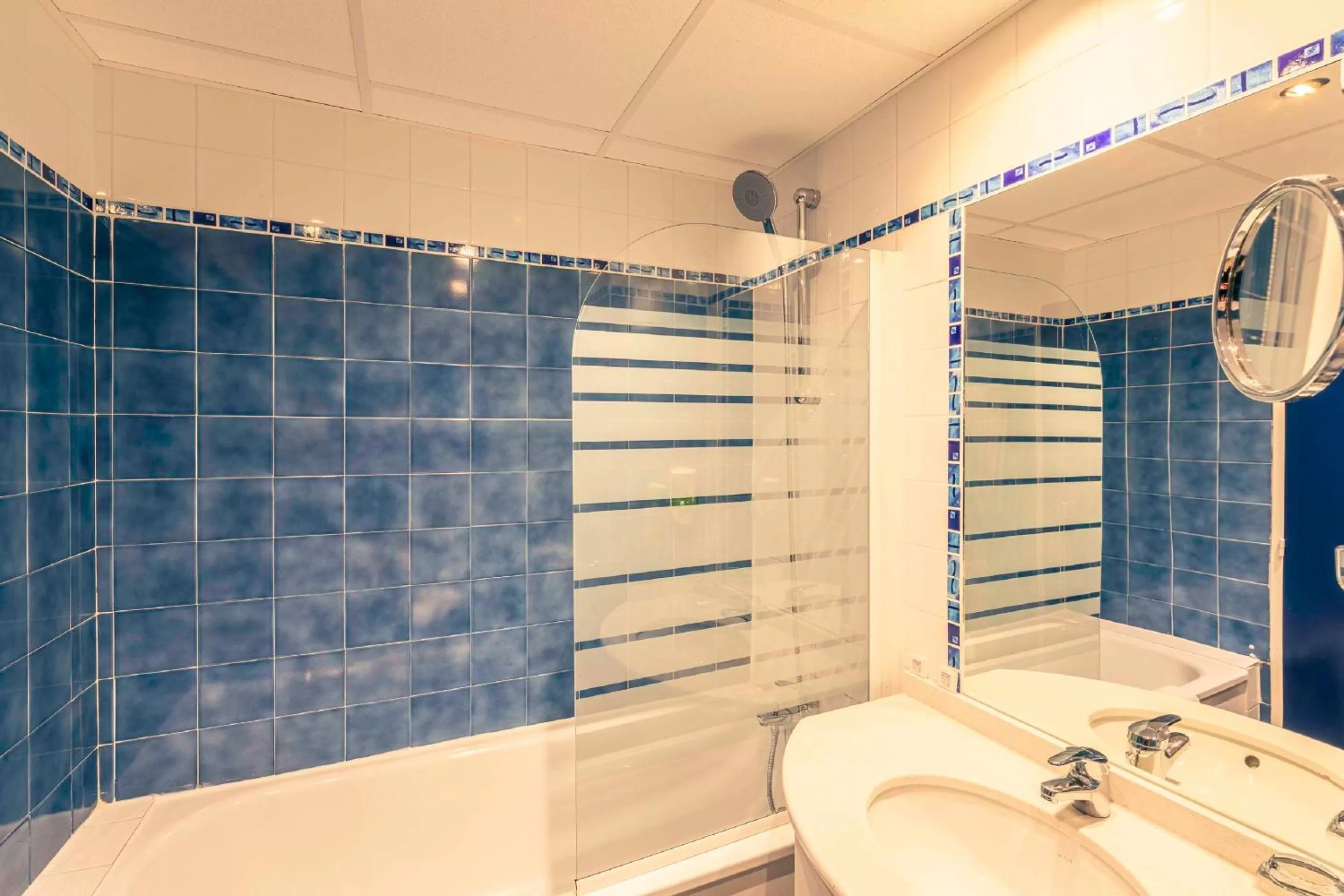 Bathroom in Best Western Marseille Aeroport