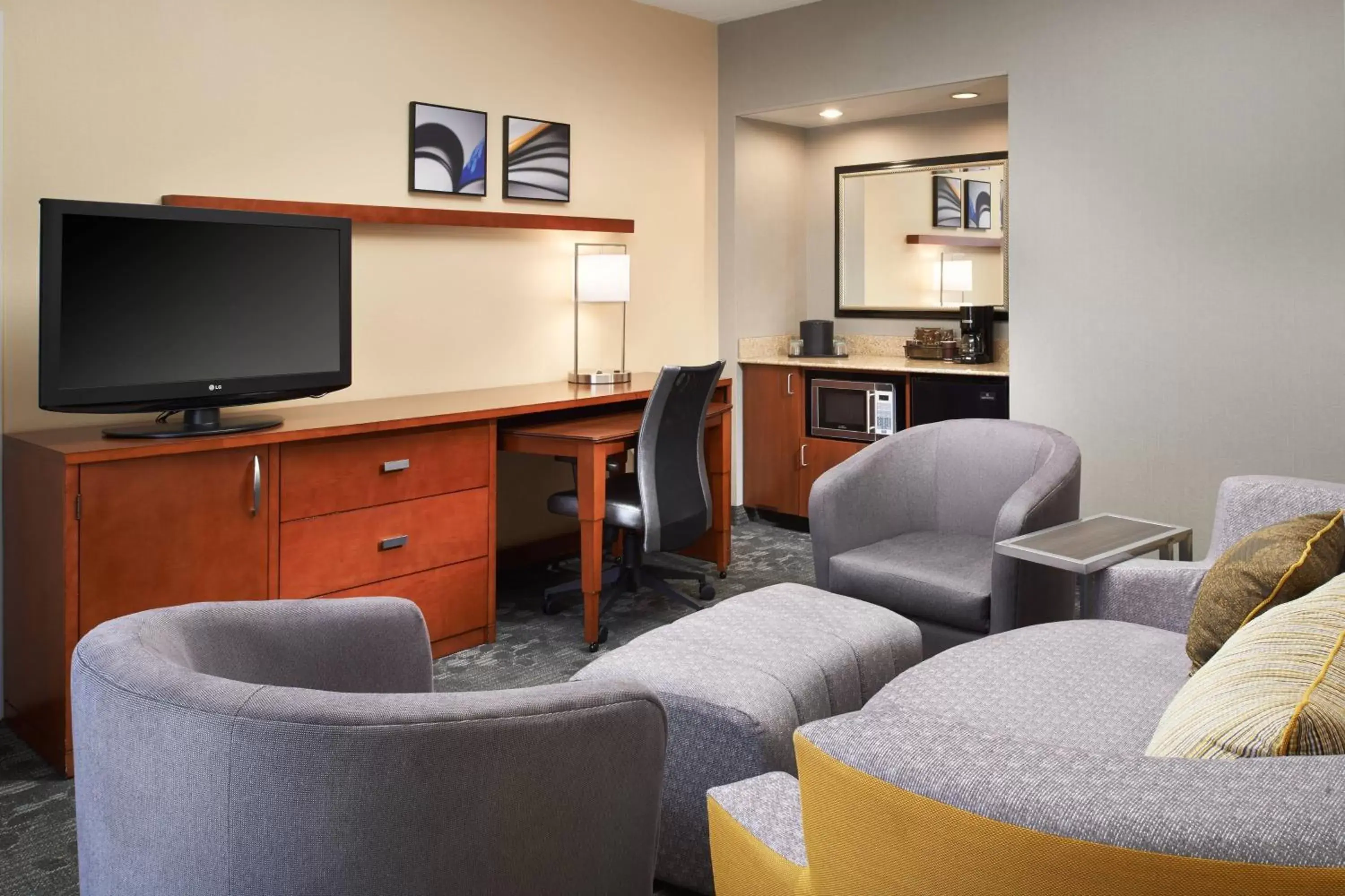 Living room, TV/Entertainment Center in Courtyard by Marriott Minneapolis-St. Paul Airport
