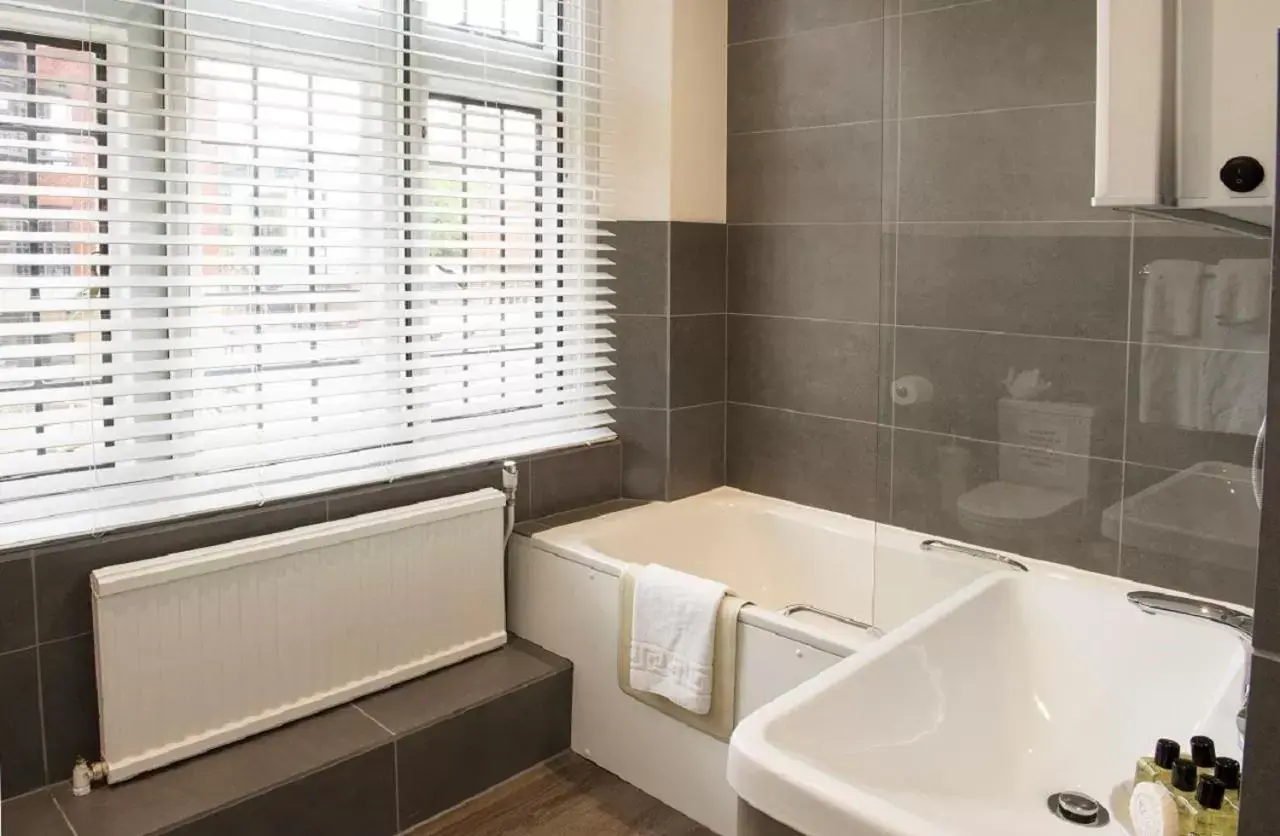 Hot Tub, Bathroom in Royal Oxford Hotel