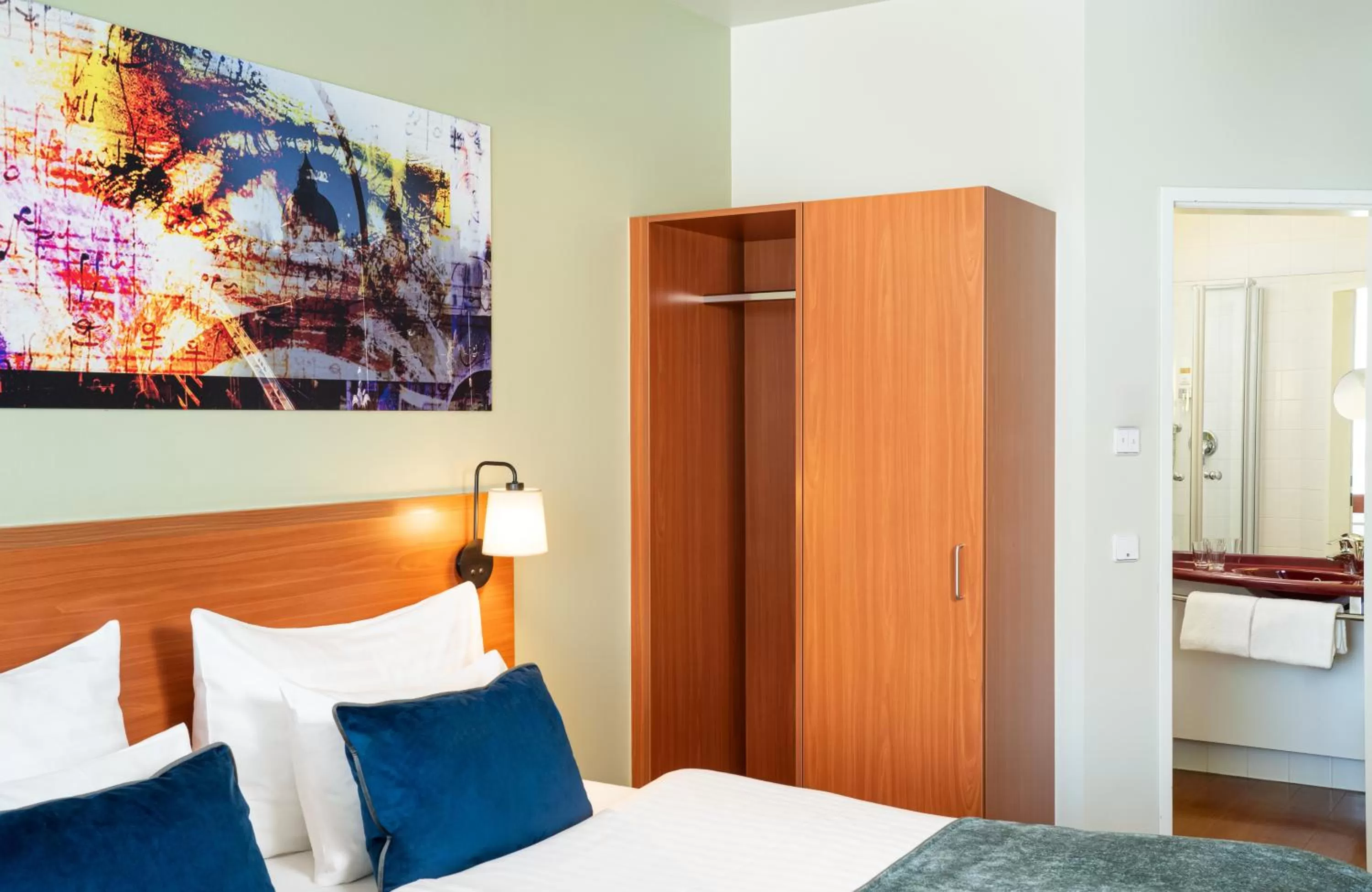 Bed in Leonardo Hotel Salzburg Airport