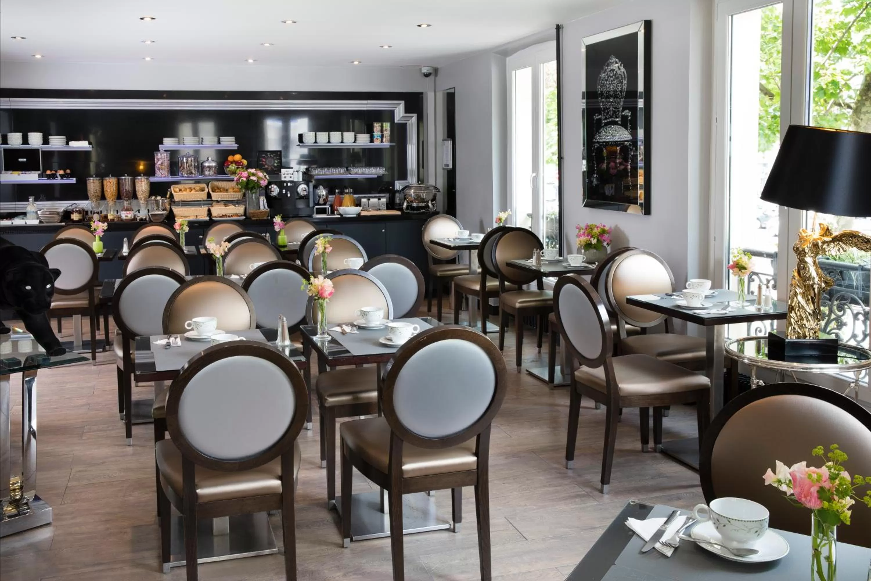 Restaurant/places to eat in Hotel Plaza Elysées