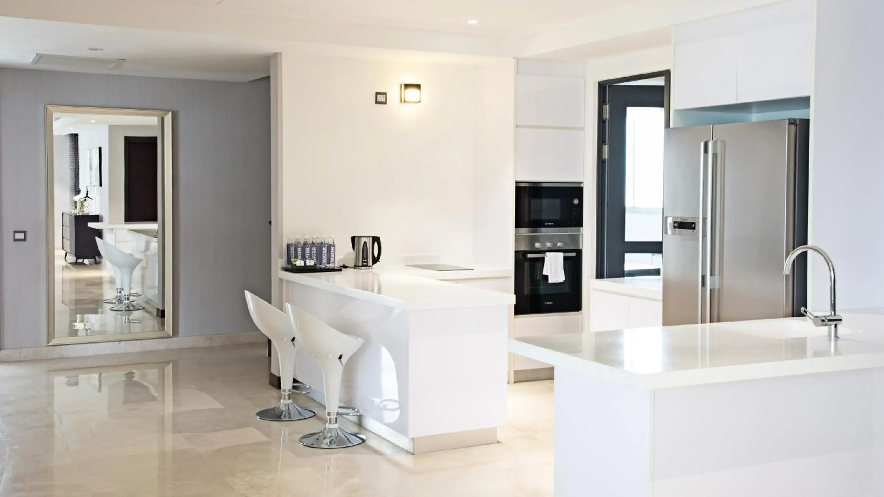 Kitchen or kitchenette, Bathroom in TRILLION SUITES by SLG