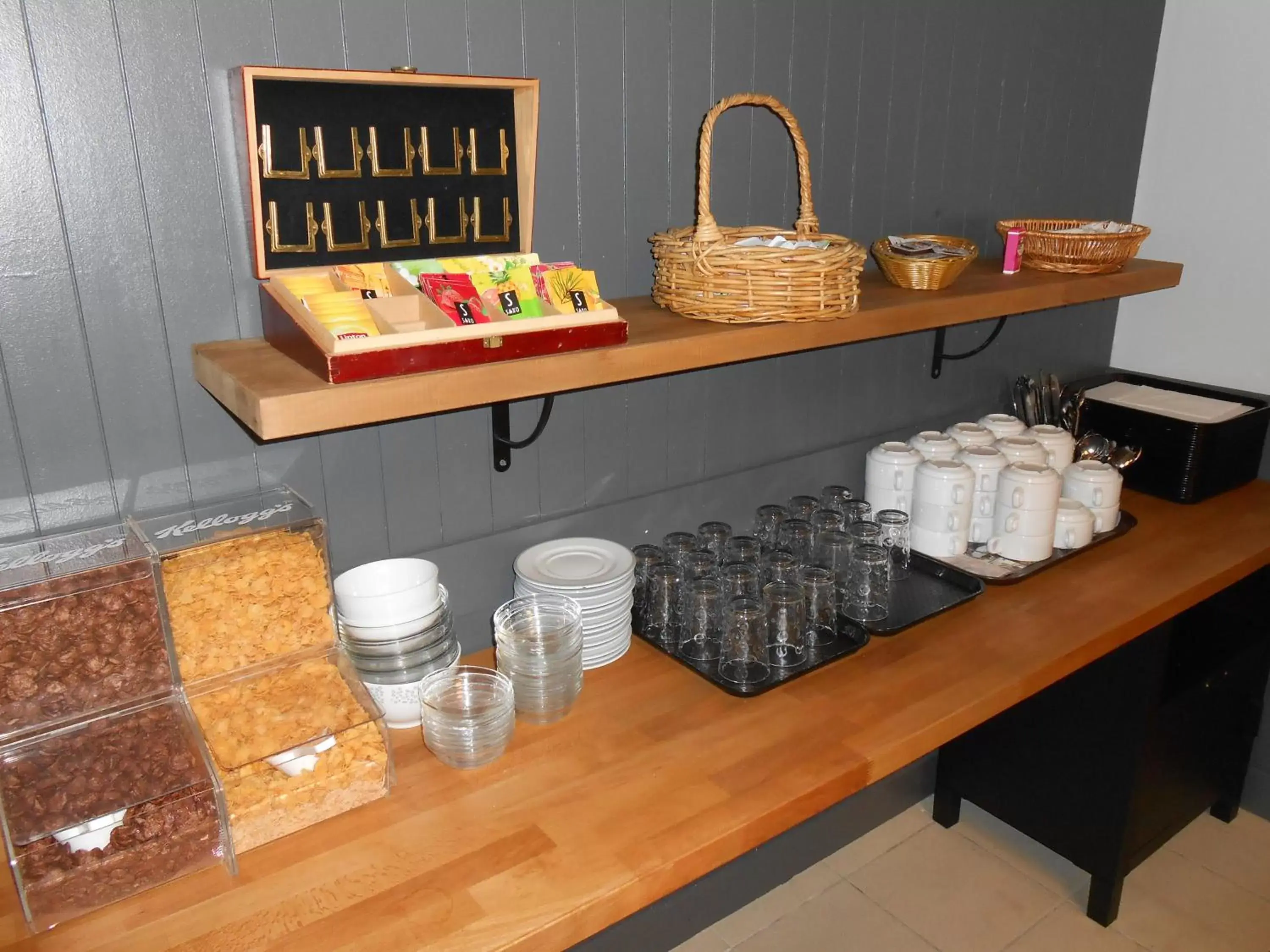 Buffet breakfast, Kitchen/Kitchenette in Fasthotel Limoges