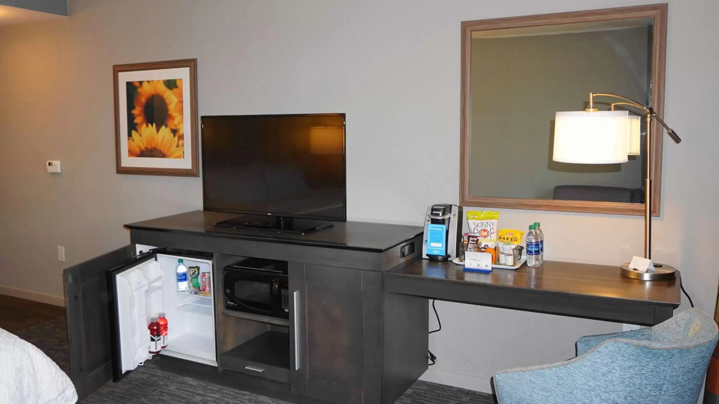 Bedroom, TV/Entertainment Center in Hampton Inn & Suites Memphis Germantown