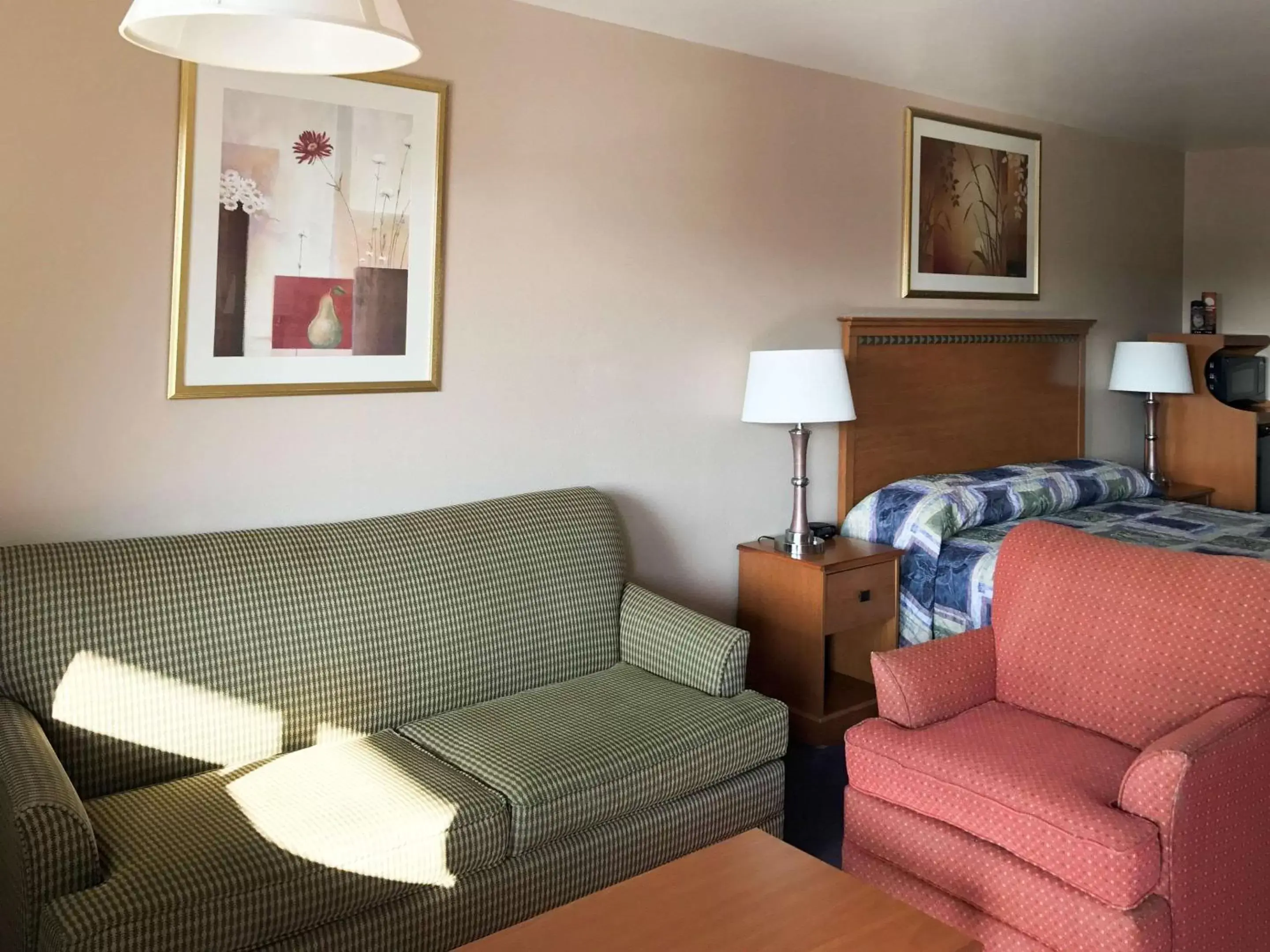 Photo of the whole room, Seating Area in Rodeway Inn Silver Creek Inn