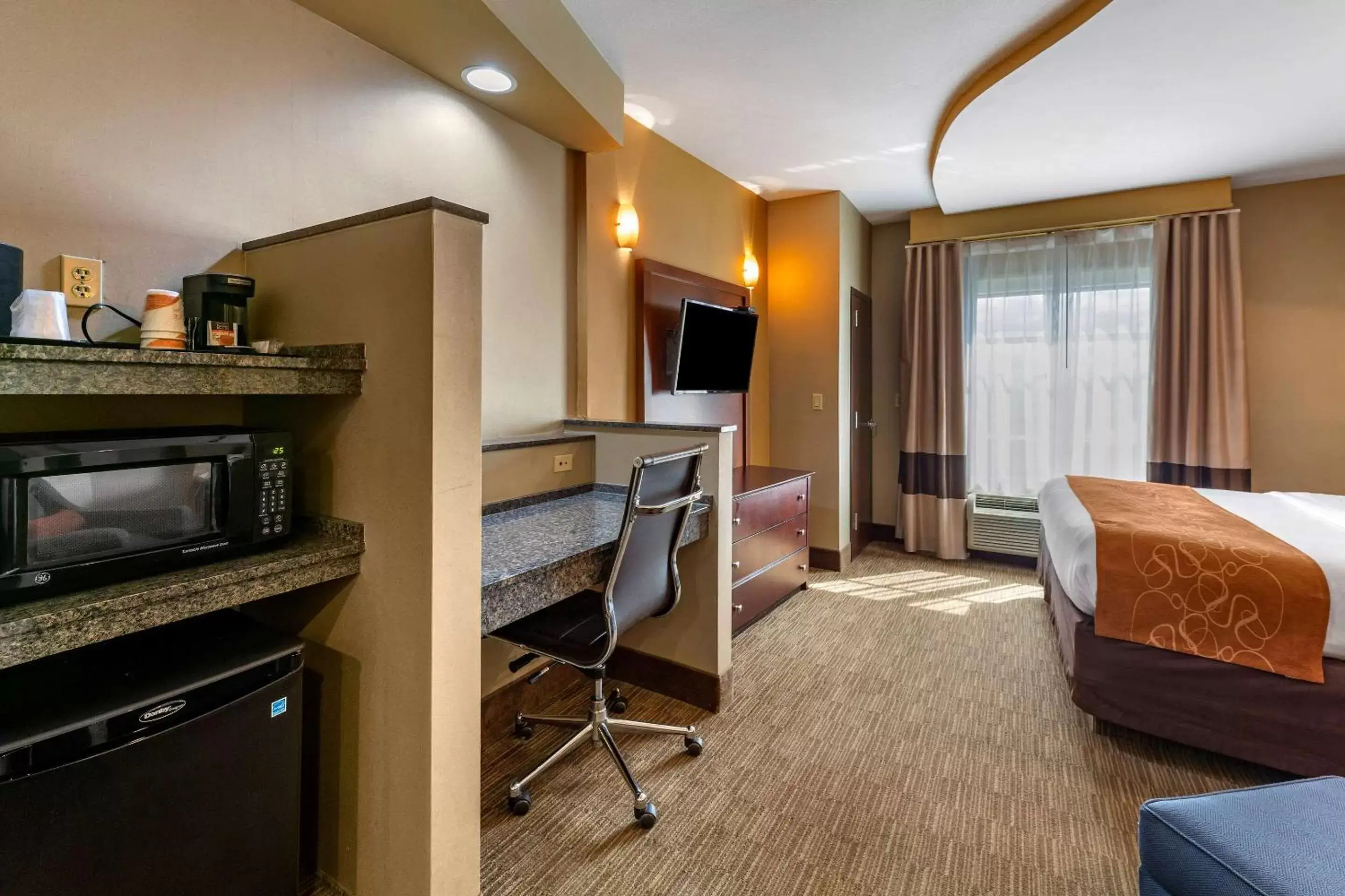 Bedroom, TV/Entertainment Center in Comfort Suites Perrysburg