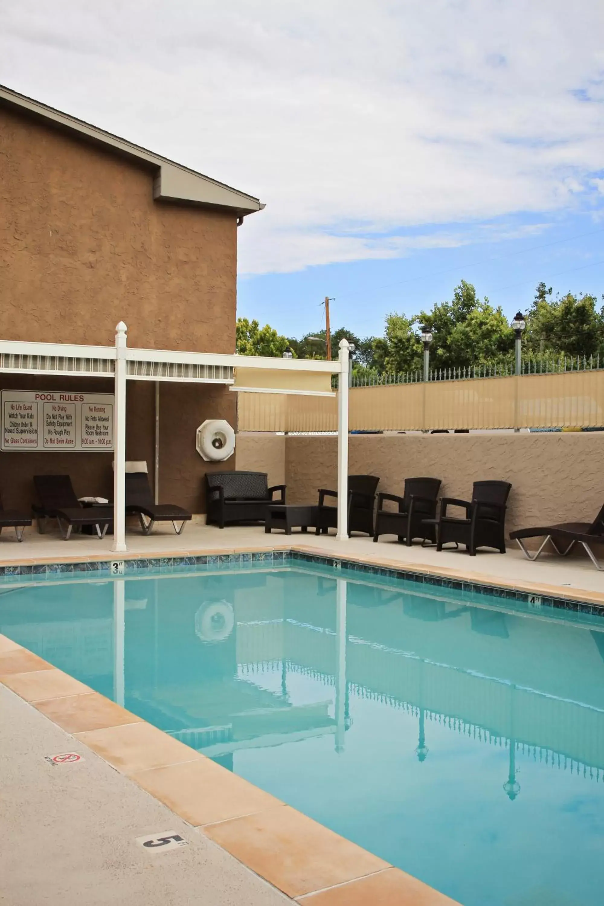 Swimming Pool in Bowen Motel